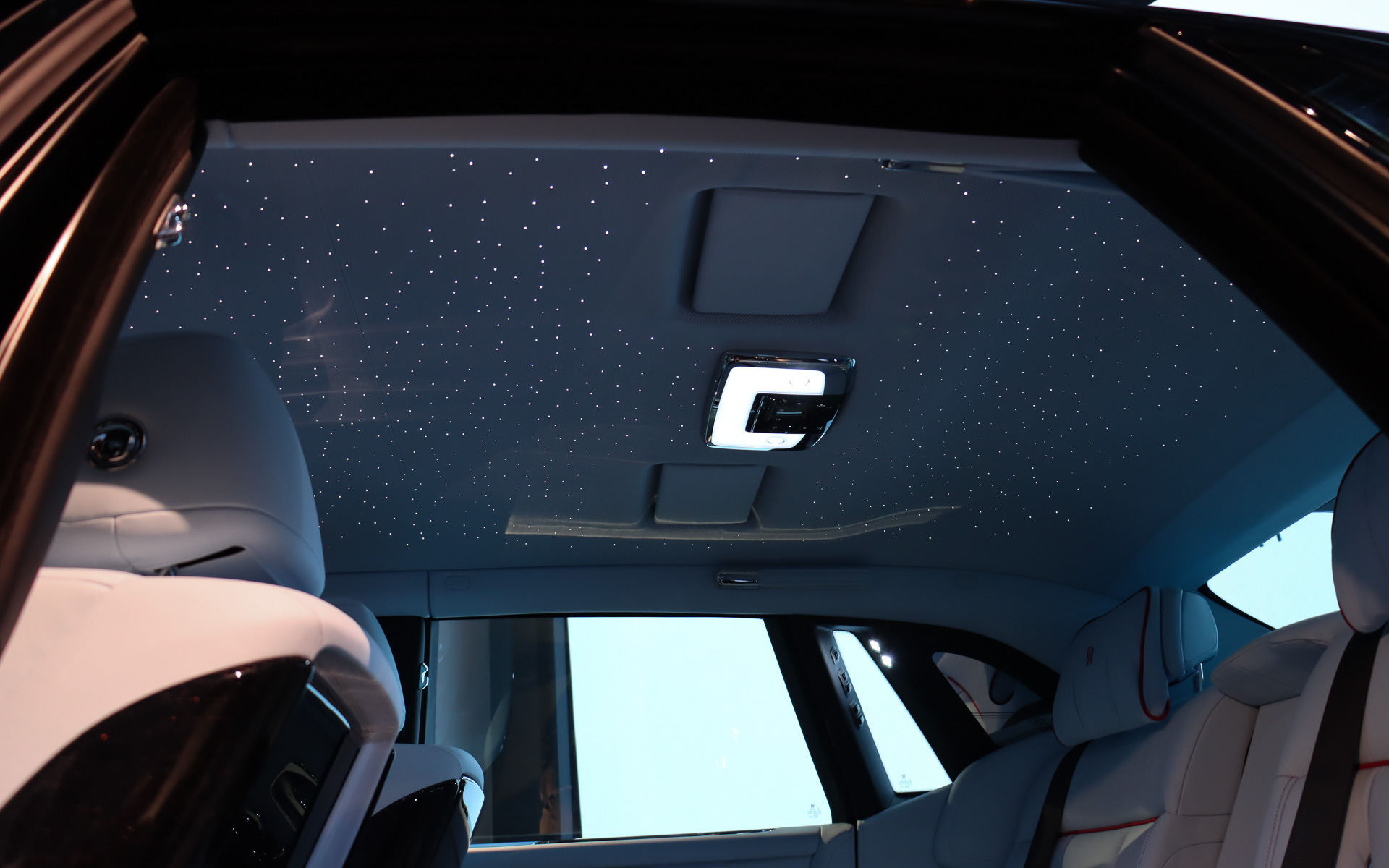 光ファイバーを使って星空を表現する「スターライトヘッドライナー」。2007年デビューの「ファントム クーペ」で初登場し、ほかのモデルでも採用が拡大している