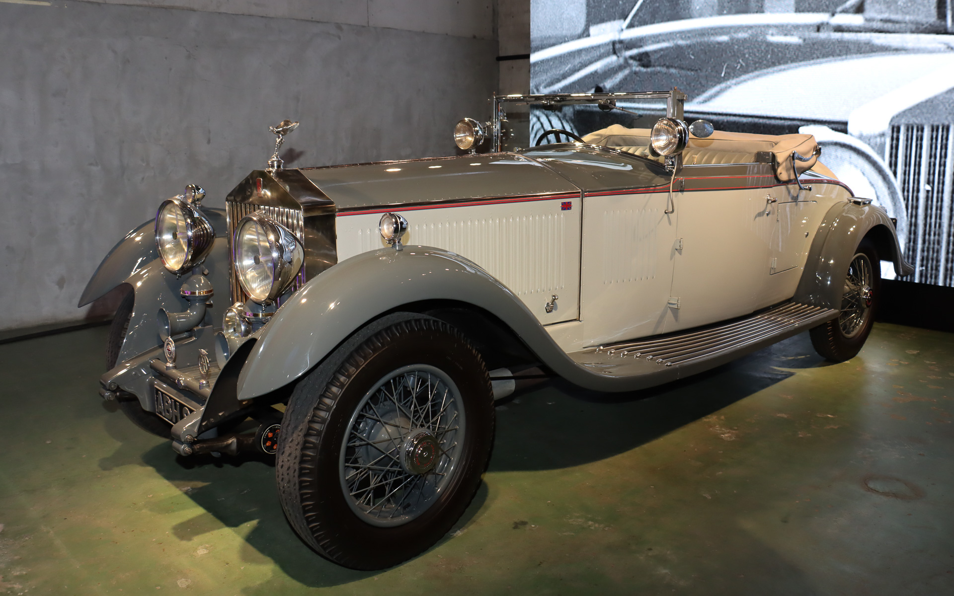 会場にはファントムのヘリテージを示す展示車として、1930年式の「ロールス・ロイス ファントムII コンチネンタル ドロップヘッドクーペ DHC by カールトン」も置かれていた