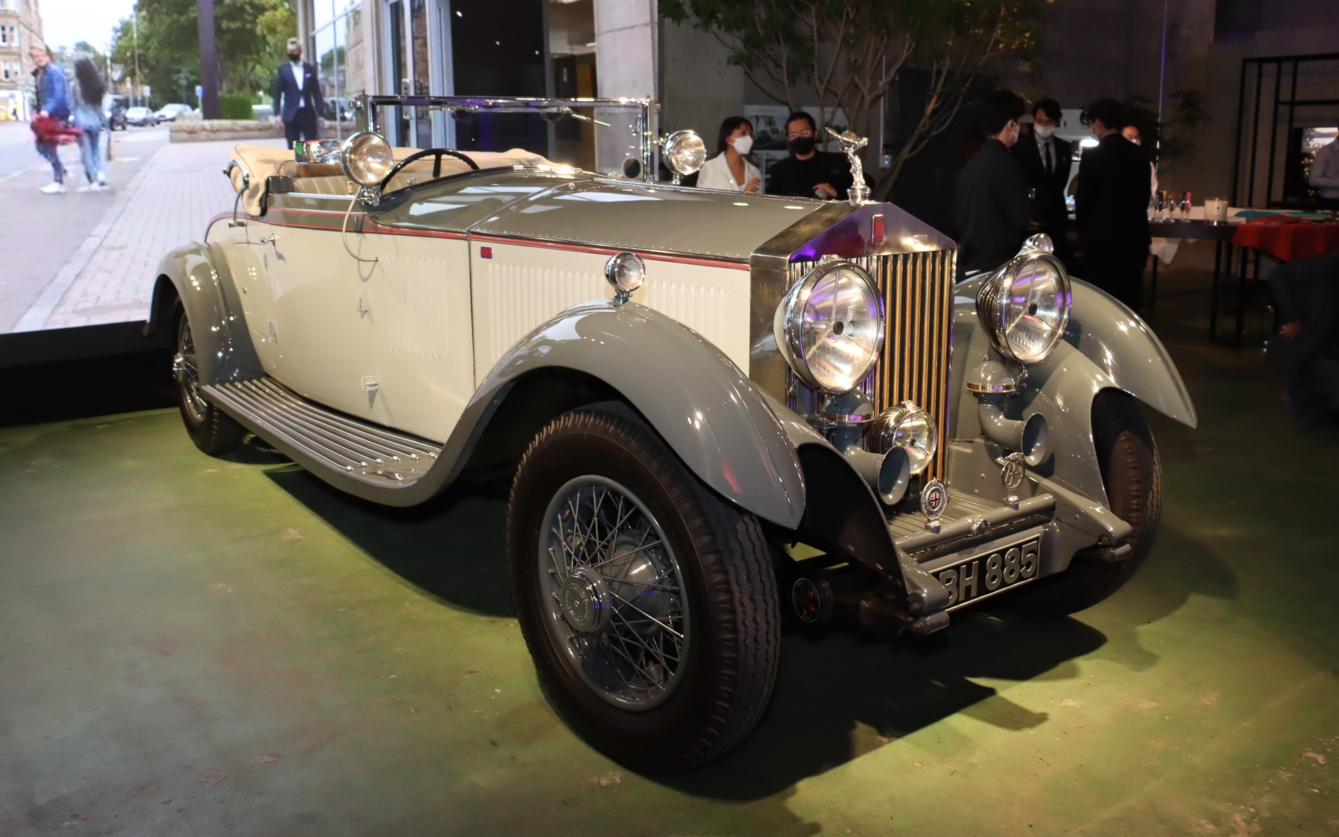 会場にはファントムのヘリテージを示す展示車として、1930年式の「ロールス・ロイス ファントムII コンチネンタル ドロップヘッドクーペ DHC by カールトン」も置かれていた