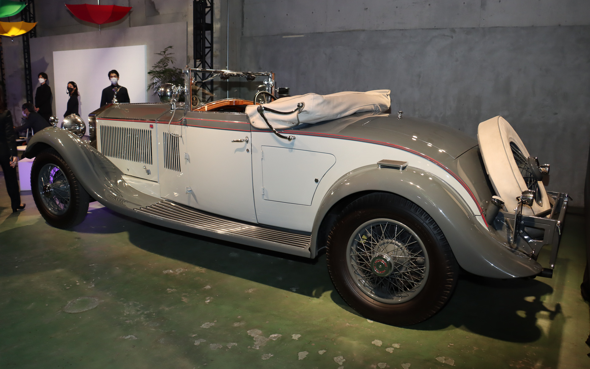 会場にはファントムのヘリテージを示す展示車として、1930年式の「ロールス・ロイス ファントムII コンチネンタル ドロップヘッドクーペ DHC by カールトン」も置かれていた