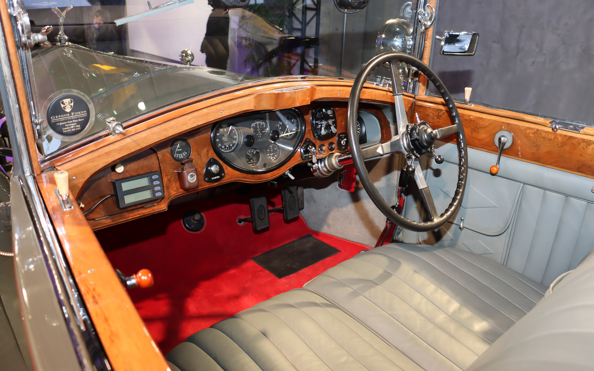 会場にはファントムのヘリテージを示す展示車として、1930年式の「ロールス・ロイス ファントムII コンチネンタル ドロップヘッドクーペ DHC by カールトン」も置かれていた