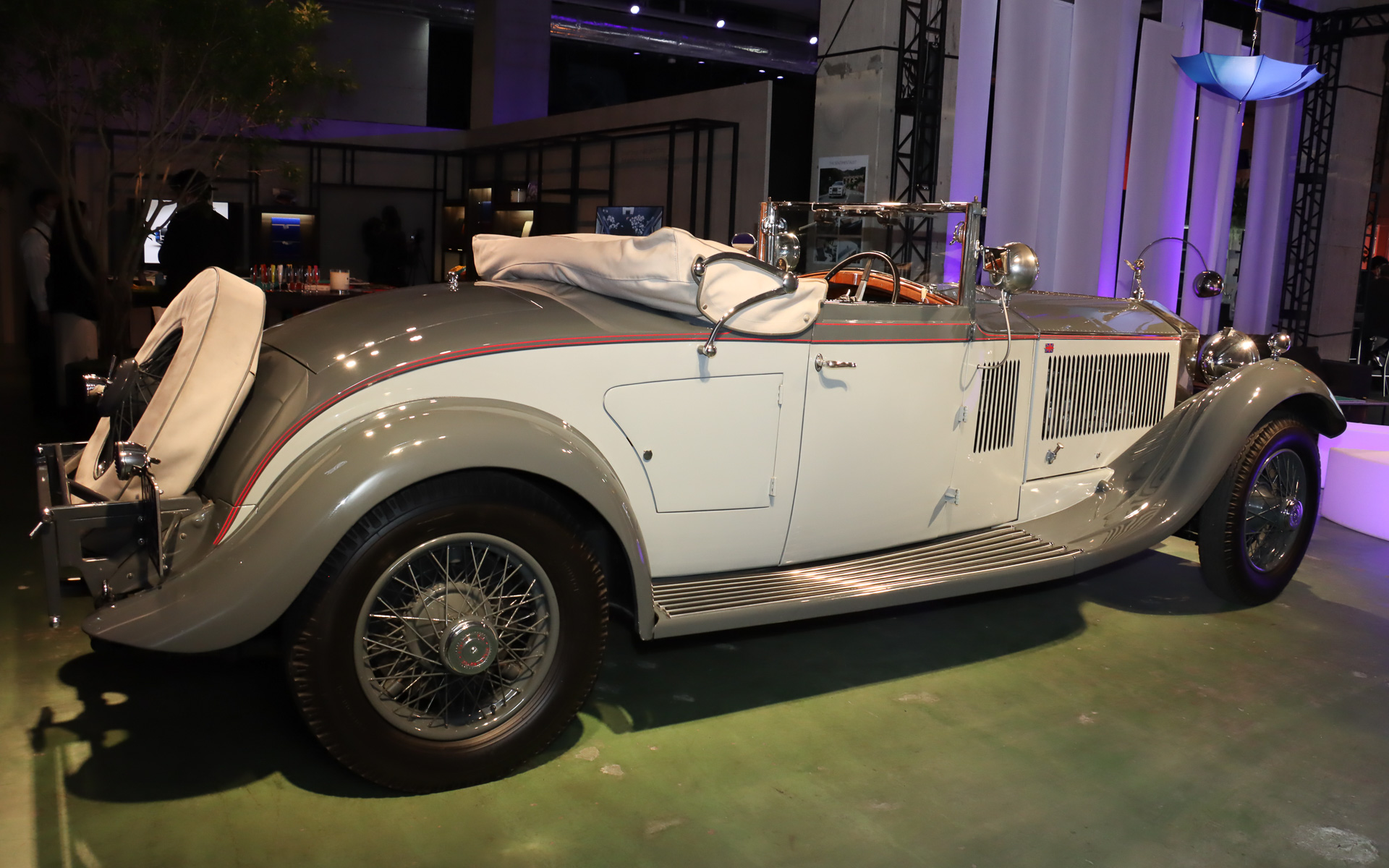 会場にはファントムのヘリテージを示す展示車として、1930年式の「ロールス・ロイス ファントムII コンチネンタル ドロップヘッドクーペ DHC by カールトン」も置かれていた