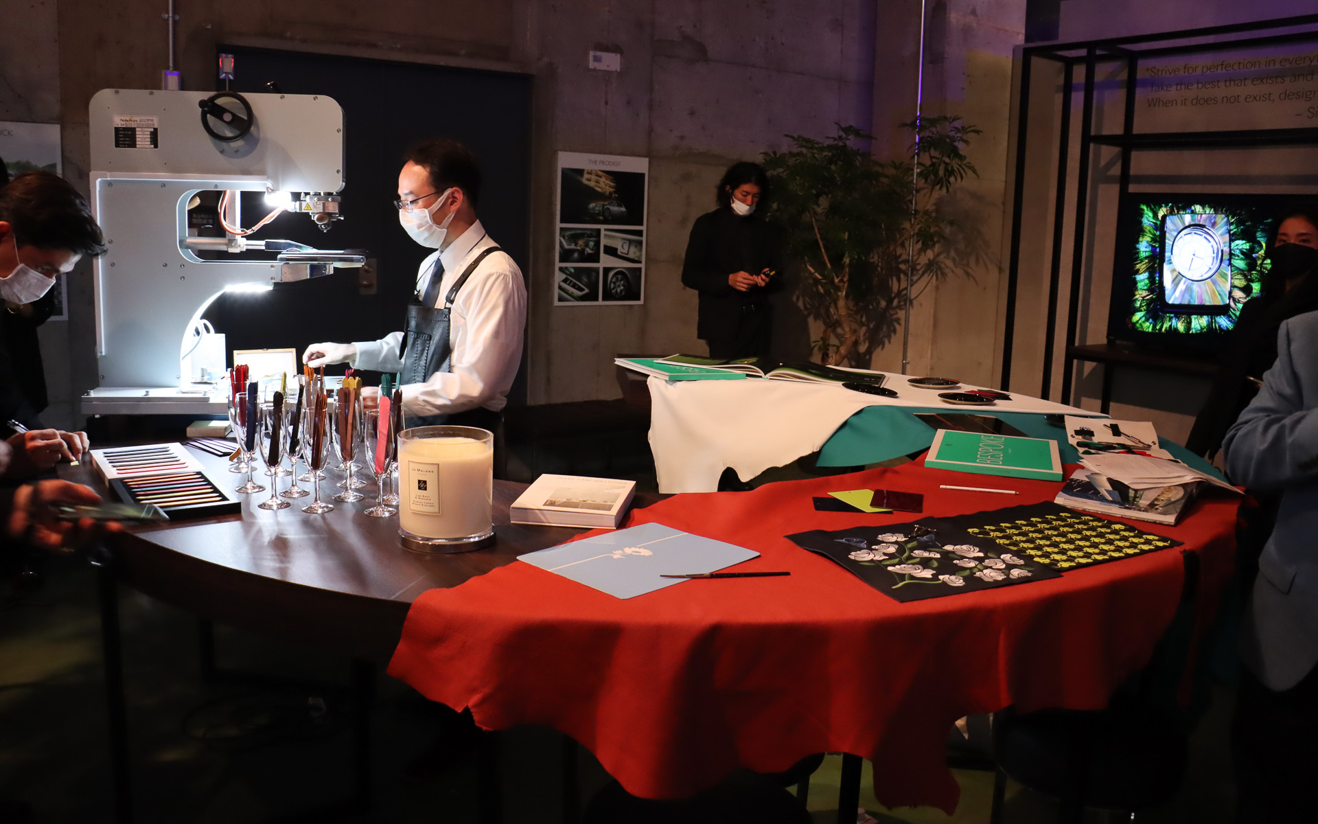 会場では両氏によるプレゼンテーションのほか、実際にビスポーク スタジオで製作された見本品や資料などの展示も行なわれ、通訳を介して両氏に質問することもできた