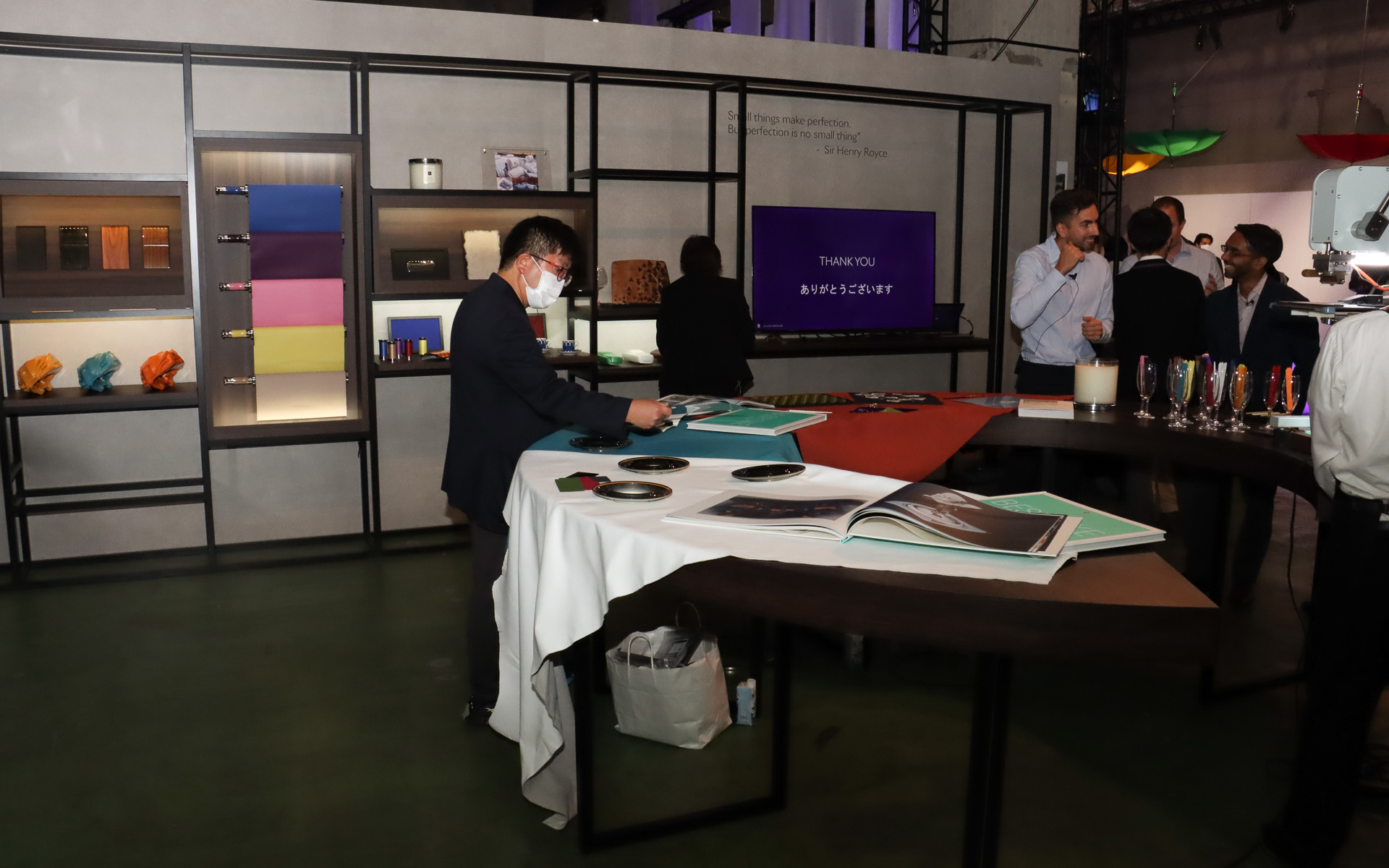 会場では両氏によるプレゼンテーションのほか、実際にビスポーク スタジオで製作された見本品や資料などの展示も行なわれ、通訳を介して両氏に質問することもできた