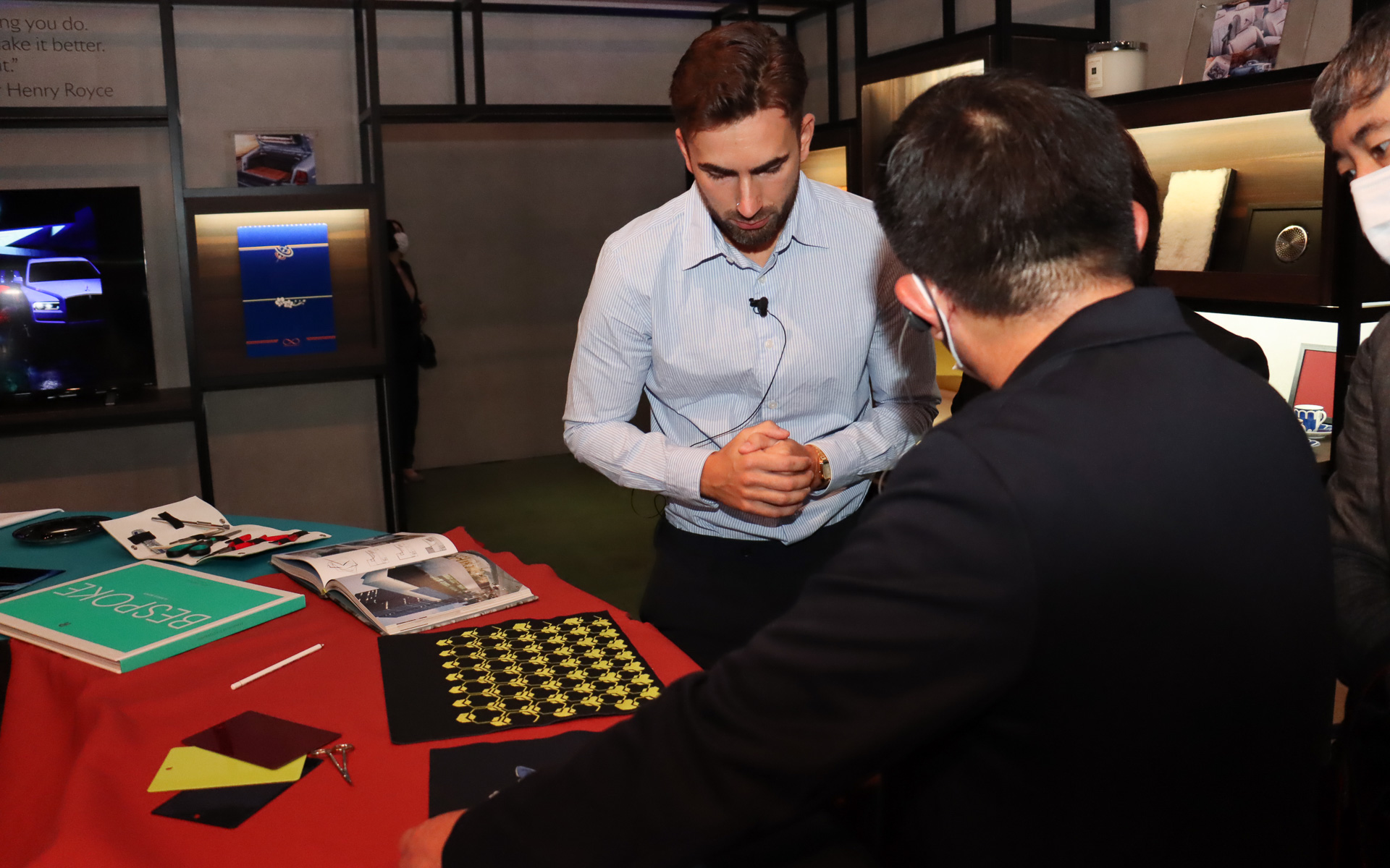 会場では両氏によるプレゼンテーションのほか、実際にビスポーク スタジオで製作された見本品や資料などの展示も行なわれ、通訳を介して両氏に質問することもできた