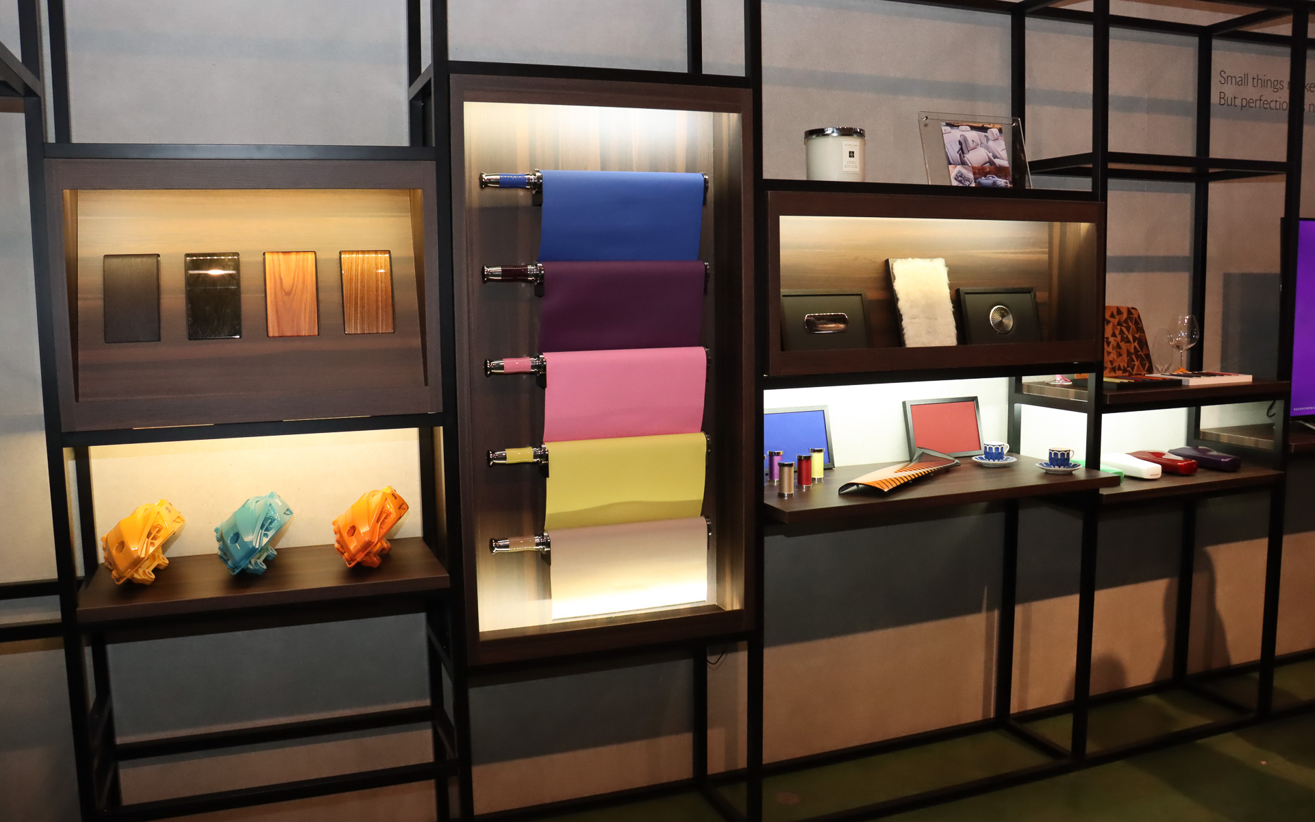 内外装のカスタマイズ見本の展示