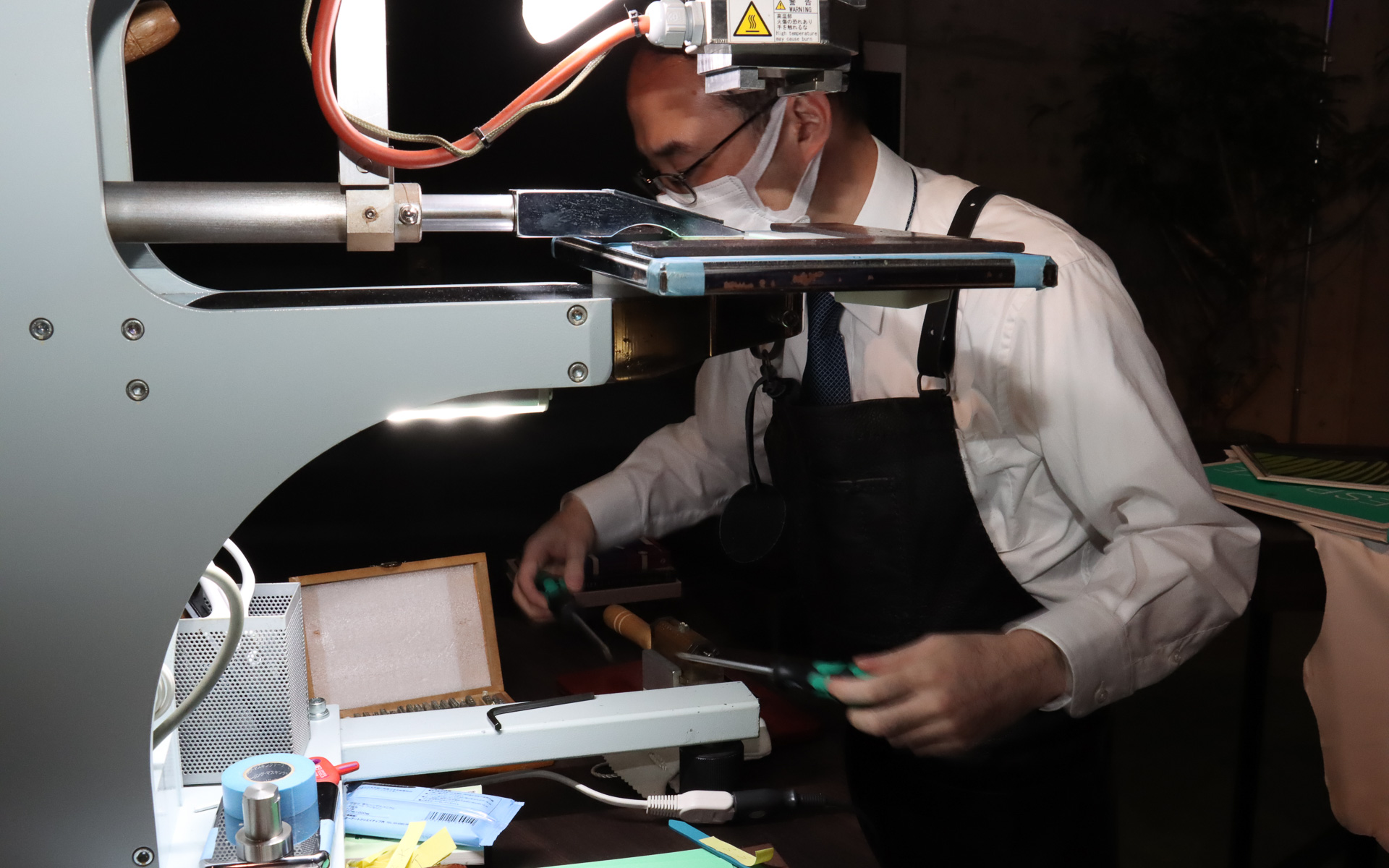 ロールス・ロイスモデルの内装に使われるレザー素材をさまざまな色に染めて作ったグラスマーカーから1色を選び、イニシャルの刻印を入れてもらうというデモ内容