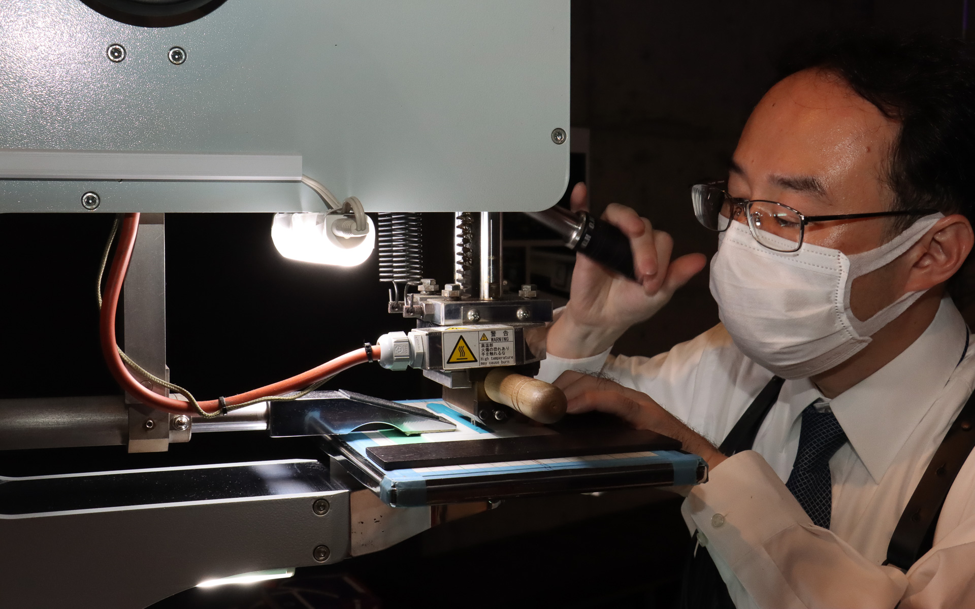 流れるような手さばきでアルファベットの刻印がセットされ、あっという間にイニシャル入りのグラスマーカーが完成した