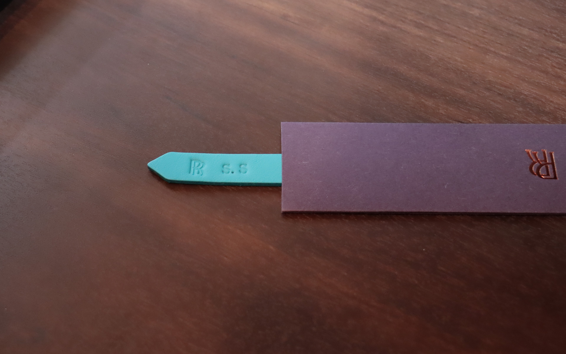 流れるような手さばきでアルファベットの刻印がセットされ、あっという間にイニシャル入りのグラスマーカーが完成した