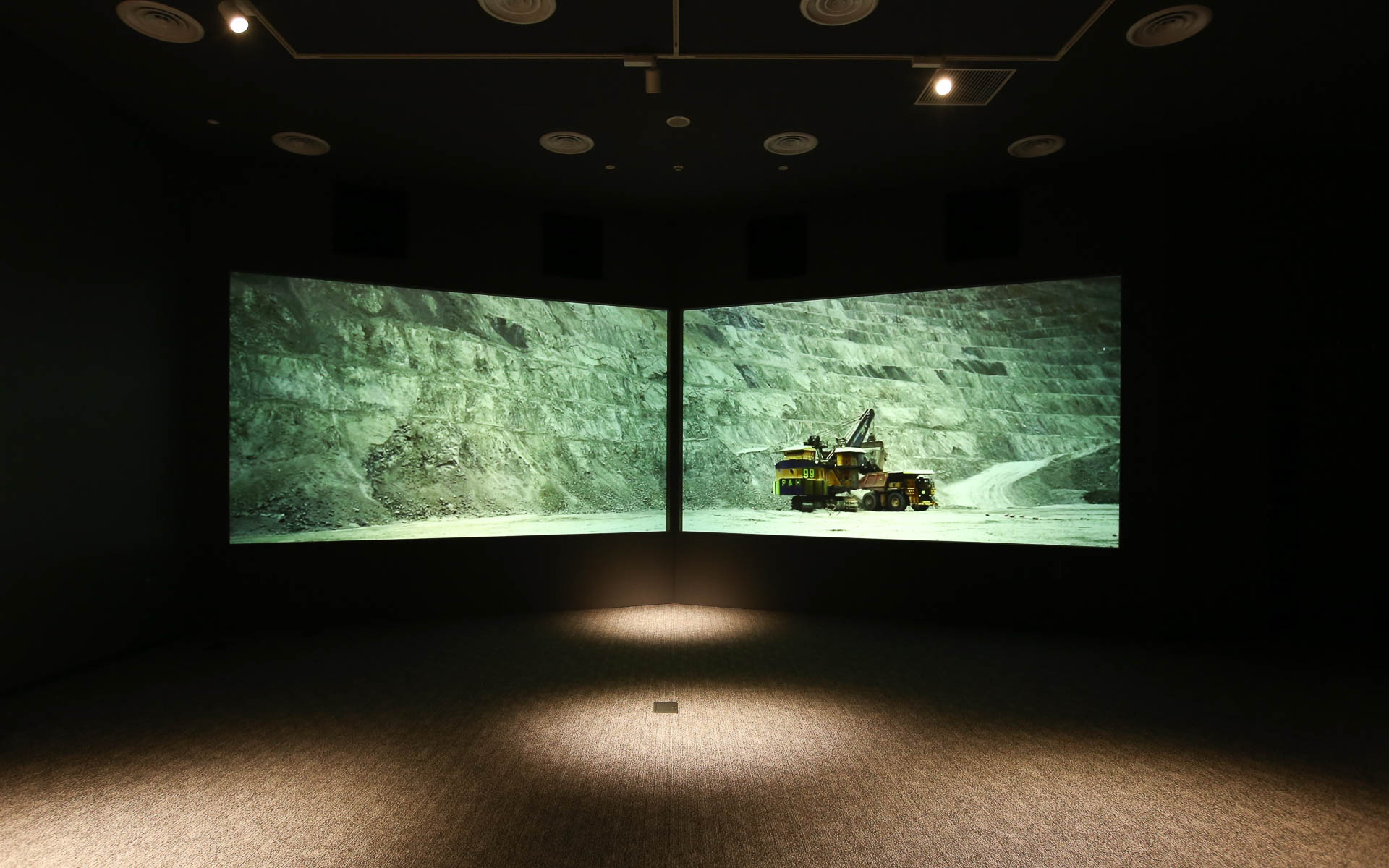 B-Innovationにある湾曲した巨大ディスプレイ。大型車両装着タイヤなどのディテールなどを実際の大きさで検討できます