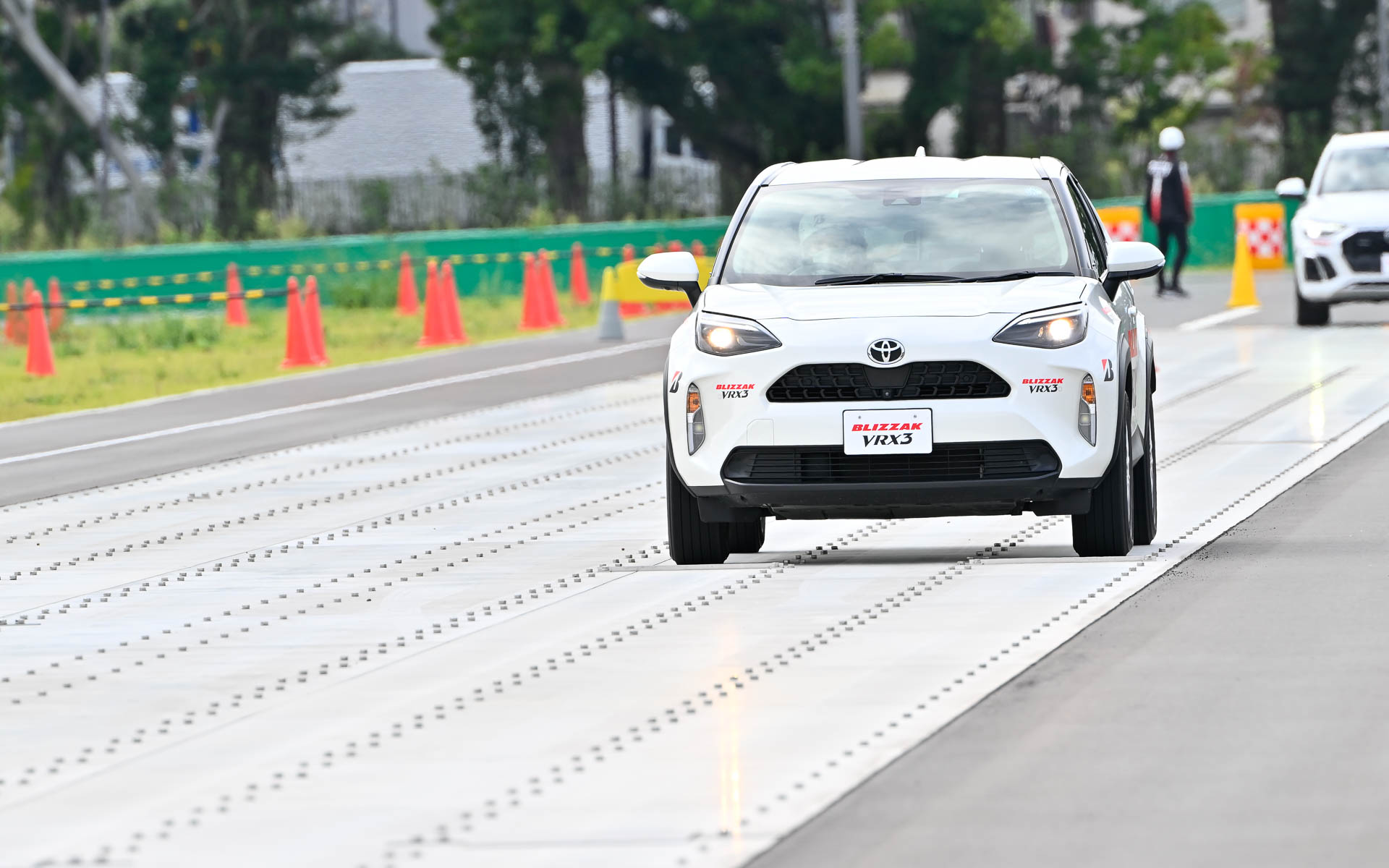 B-Mobilityの特殊路。乗り心地や衝撃音など路面突起をボルトオンで変更でき、要件にあった路面が作れます