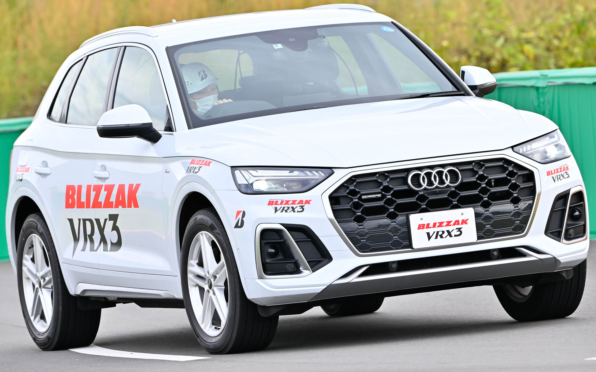 アウディ・Q5でB-Mobilityの周回路を走る。ここでは周囲の環境に配慮して、直線路は40km/hまでに制限され、スキール音は出せません。旋回路は20km/hまでに規制されます