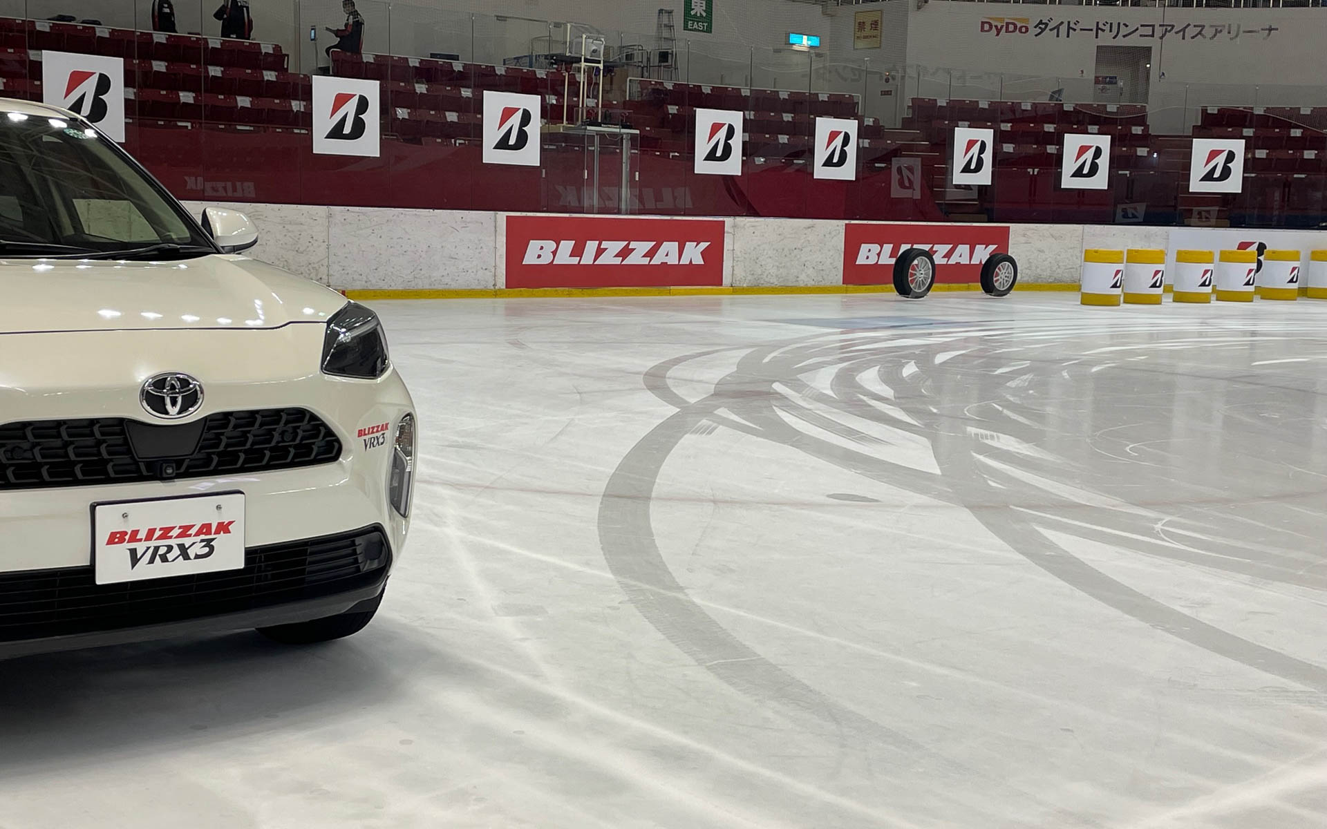 ヤリスクロスでもテストしました。円旋回のタイヤの跡が見える