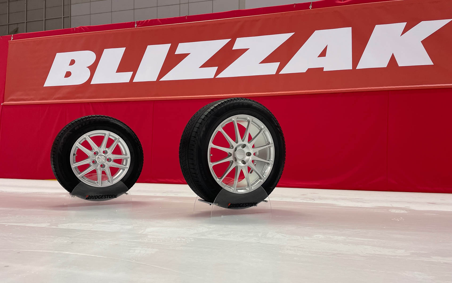 BLIZZAKの看板をバックにVRX3をパチリ