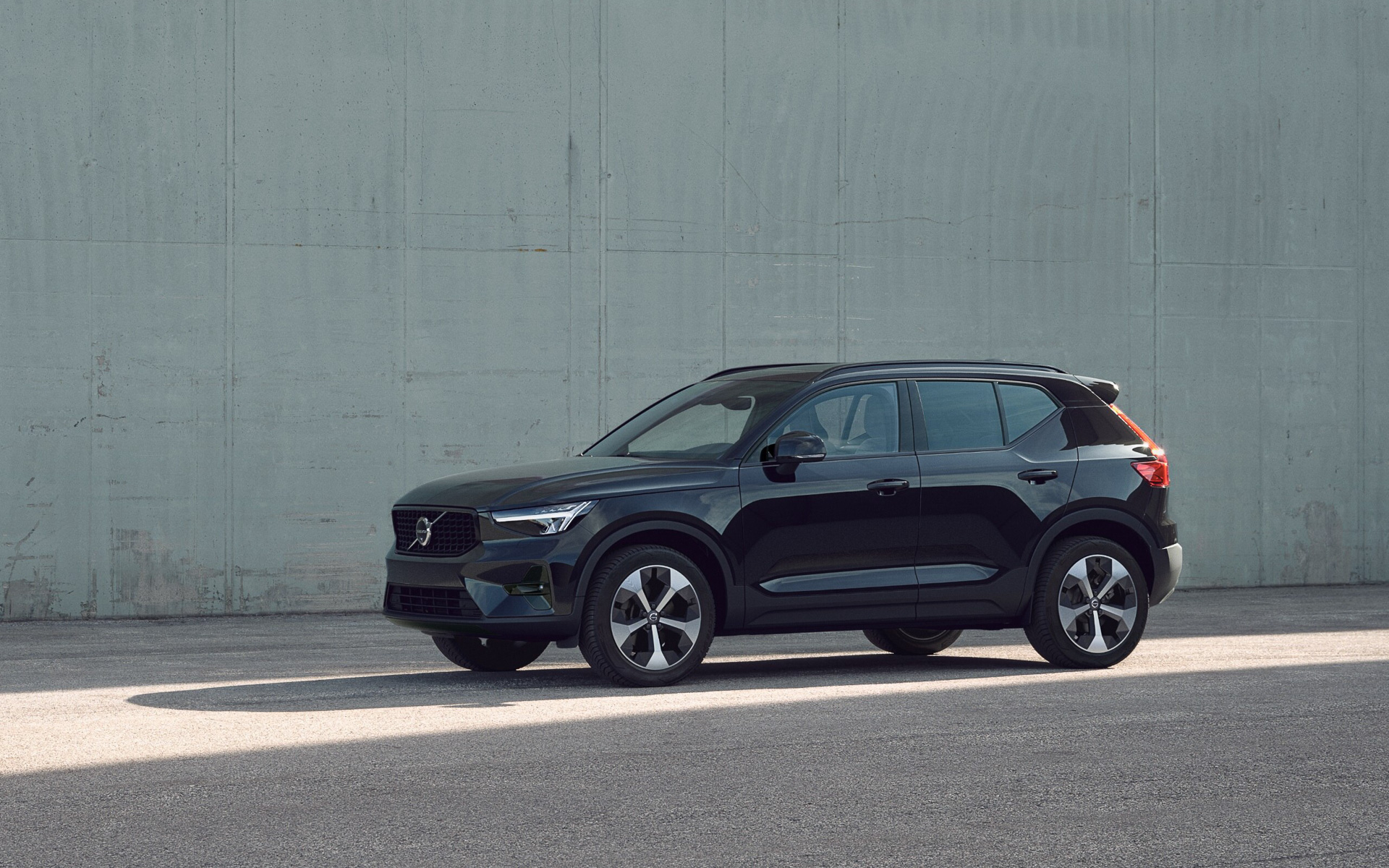 特別仕様車「XC40 Ultimate B4 AWD Dark Edition」