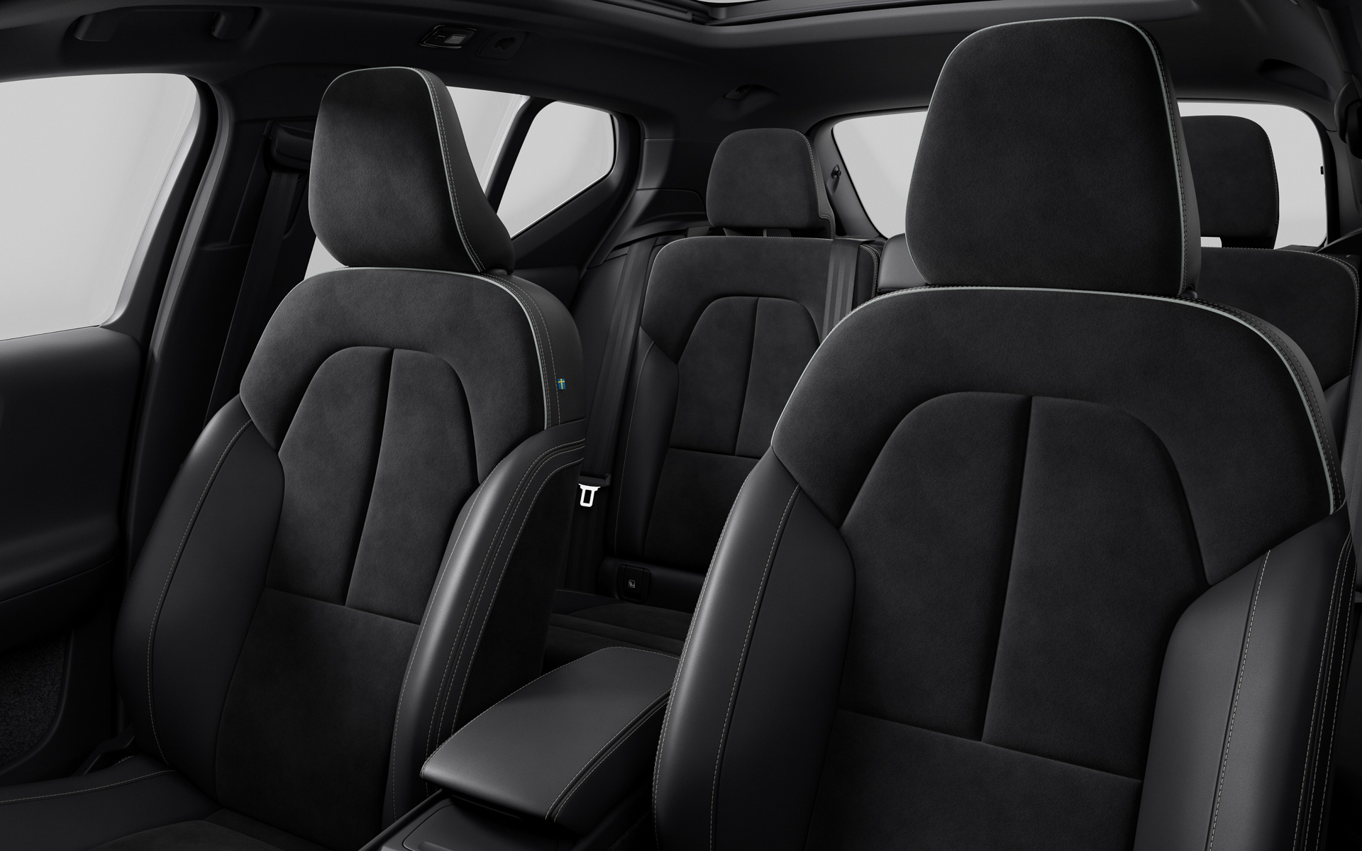 インテリアではスウェードテキスタイル/マイクロテック・コンビネーションシート、カッティングエッジ・アルミニウム・パネル、テイラード・シルクメタル・スポーツステアリングホイール、シフトノブ（チャコール）、専用フロアマットなどを装備