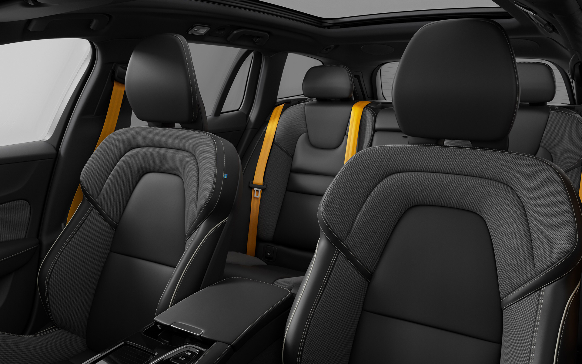 V60 Recharge Polestar Engineeredのインテリア。オープングリッドテキスタイル/ファインナッパレザー・スポーツシート、専用ゴールドカラー・シートベルトなどを採用する