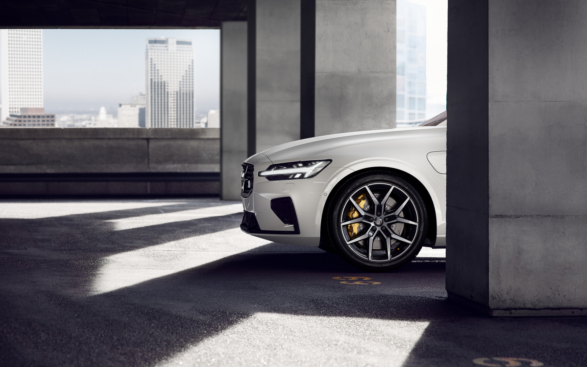 22段階の減衰力調整が可能なオーリンズ製DFVショックアブソーバー＆強化スプリングをはじめ、ブレンボ製6ピストン・フロントブレーキキャリパーとスリット入りベンチレーテッドディスク（フロント/371mm）、ストラットタワーバー、19インチの専用鍛造アルミホイールを装着