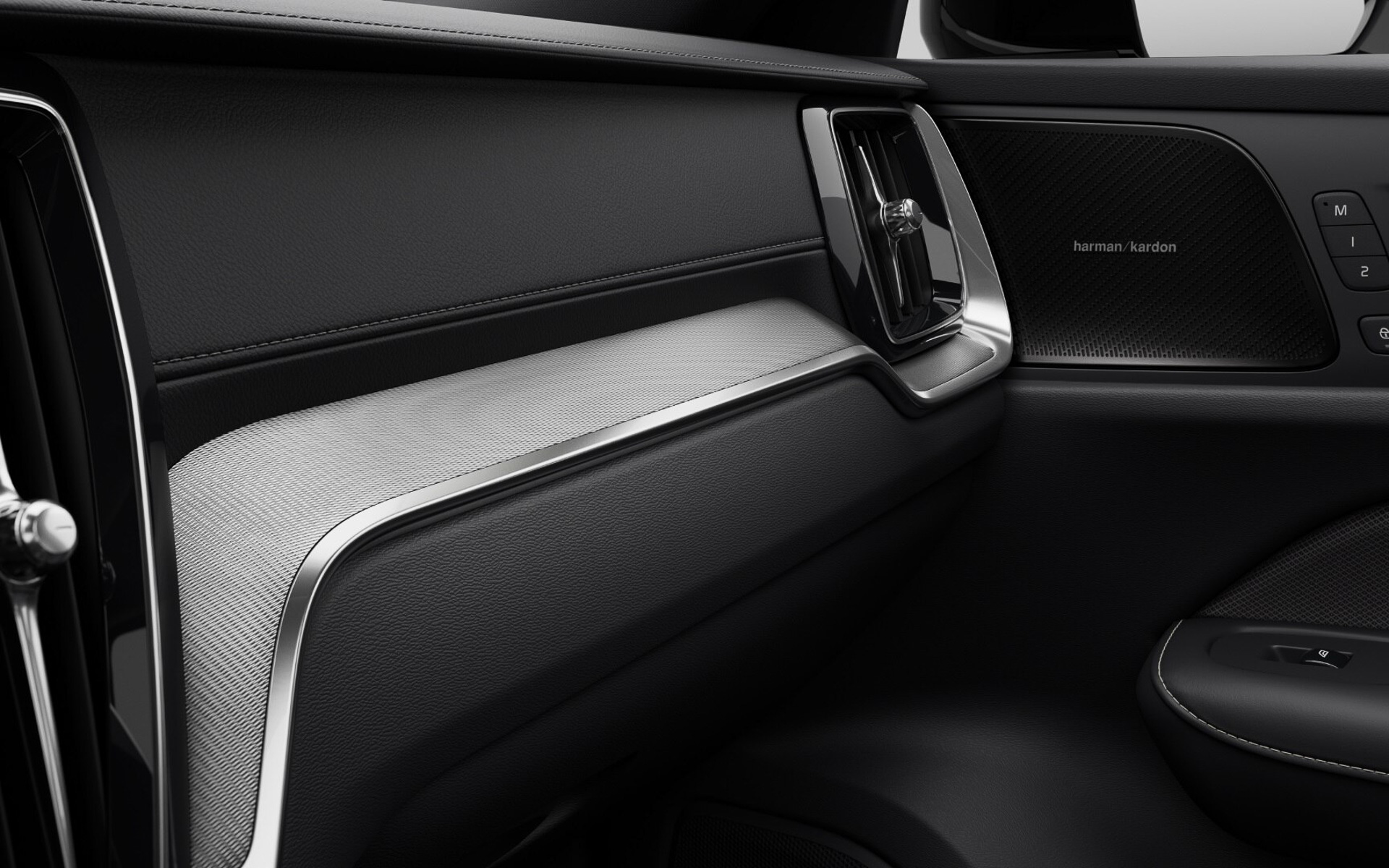 V60 Recharge Polestar Engineeredのインテリア。オープングリッドテキスタイル/ファインナッパレザー・スポーツシート、専用ゴールドカラー・シートベルトなどを採用する