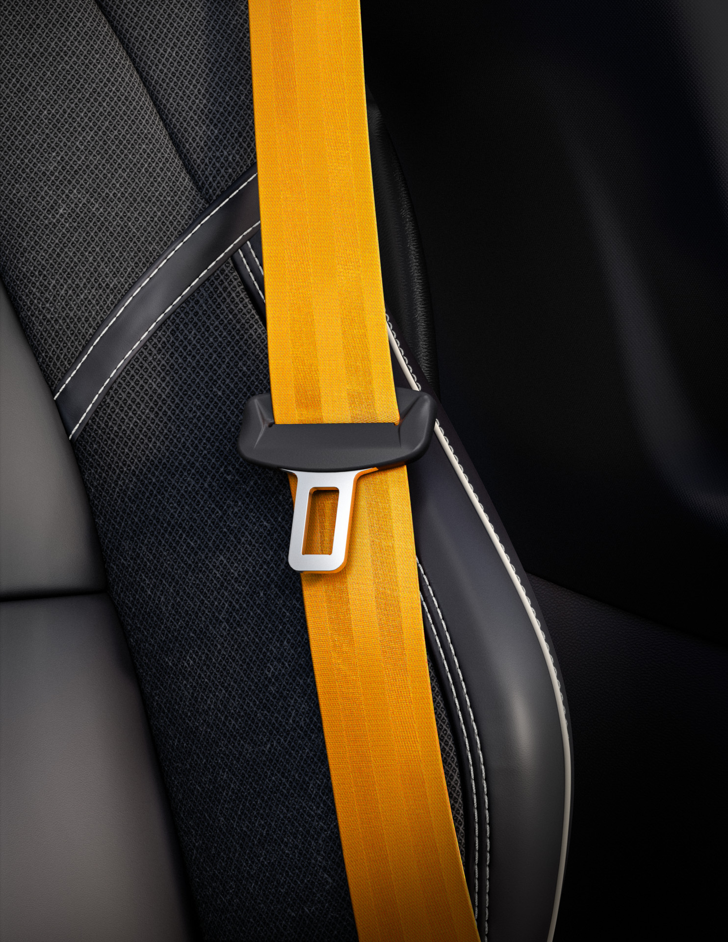 V60 Recharge Polestar Engineeredのインテリア。オープングリッドテキスタイル/ファインナッパレザー・スポーツシート、専用ゴールドカラー・シートベルトなどを採用する