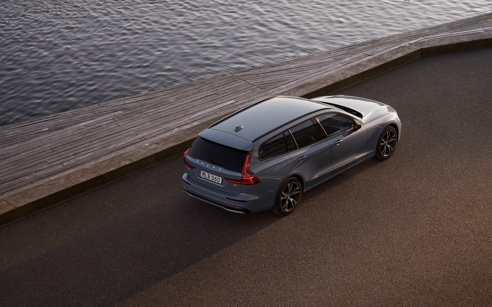 V60 Ultimate B4 Dark Editionは直列4気筒2.0リッターターボエンジンを搭載し、最高出力145kW（197PS）、最大トルク300Nmを発生。これに10kW/40Nmのモーターを組み合わせる48Vハイブリッド仕様。スポーツサスペンションとともに専用18インチ5スポークアルミホイール（ダイヤモンドカット/ブラック）を組み合わせる