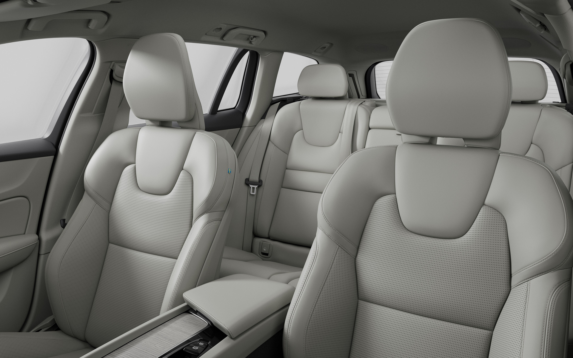 インテリアではナッパレザー（フロントベンチレーションおよびリラクゼーション機能付）、オレフォス製クリスタルシフトノブなどを装備