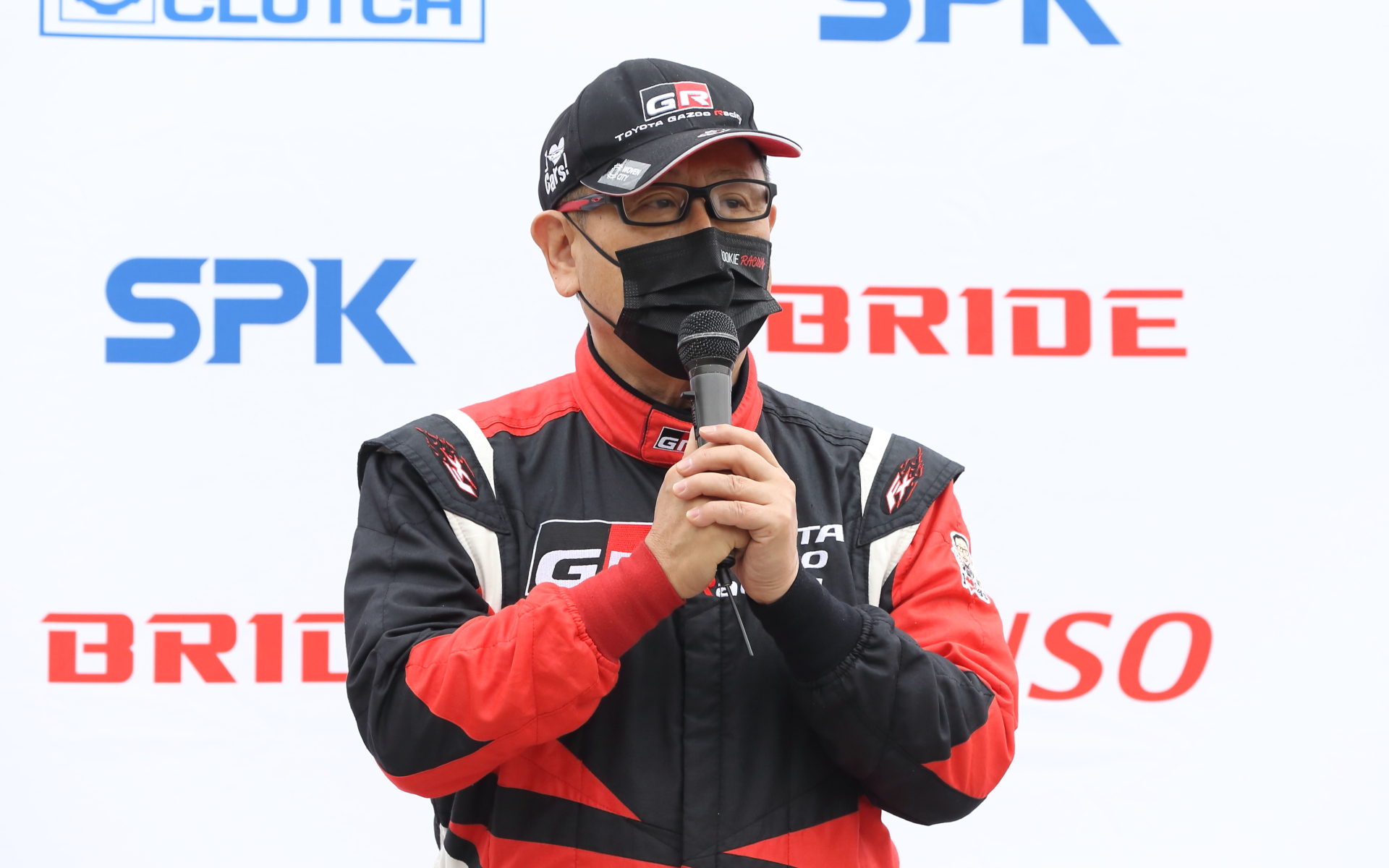 ラリーチャレンジ 第1戦安芸高田でのレーシングスーツ。シンプルなGRカラーのデザイン