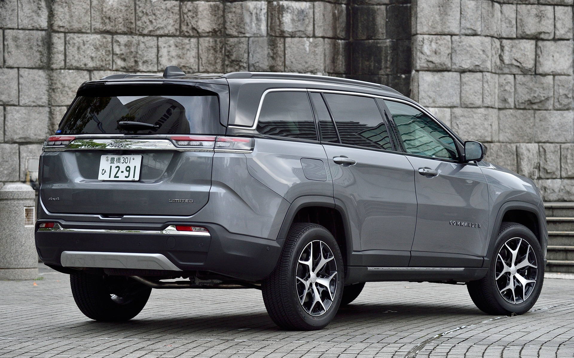 7人乗りの3列シートを備える新型コマンダーは10月24日に受注を開始。日本市場には上級グレードの「リミテッド」から導入され、価格は597万円（サンルーフ付きは16万円増）。ボディサイズは4770×1860×1730mm（全長×全幅×全高）、ホイールベースは2780mm。最小回転半径は5.8m