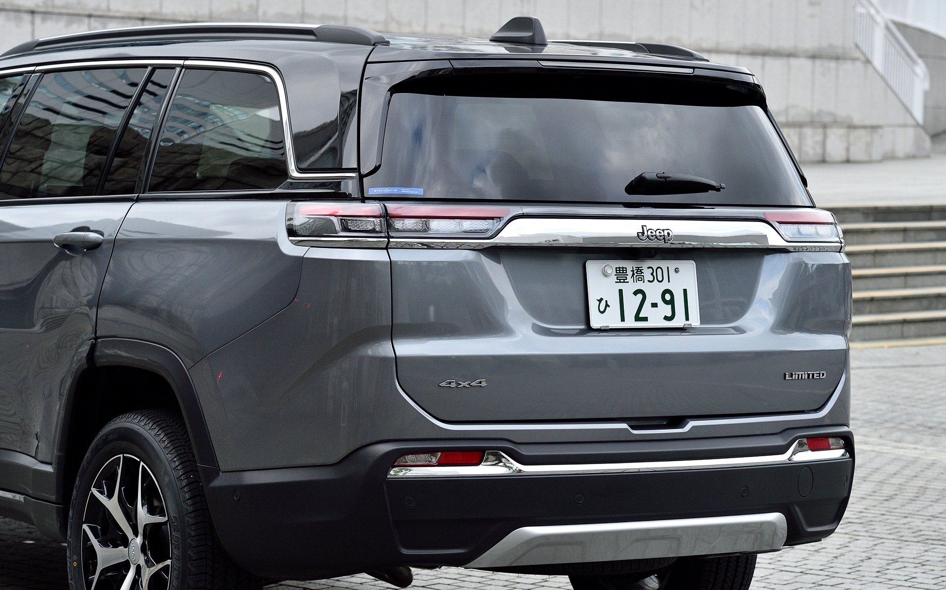 チェロキーの後継モデルとしてグランドチェロキー Lからインスピレーションを得たエクステリアデザインを採用。足下は18インチアルミホイールに235/55R18サイズのM＋Sタイヤ（ブリヂストン「DUELER H/T」）を組み合わせる