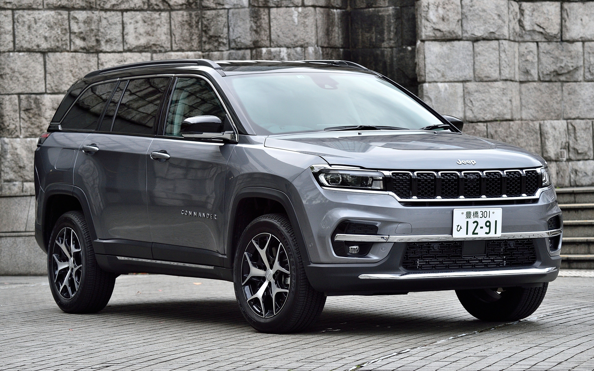 7人乗りの3列シートを備える新型コマンダーは10月24日に受注を開始。日本市場には上級グレードの「リミテッド」から導入され、価格は597万円（サンルーフ付きは16万円増）。ボディサイズは4770×1860×1730mm（全長×全幅×全高）、ホイールベースは2780mm。最小回転半径は5.8m