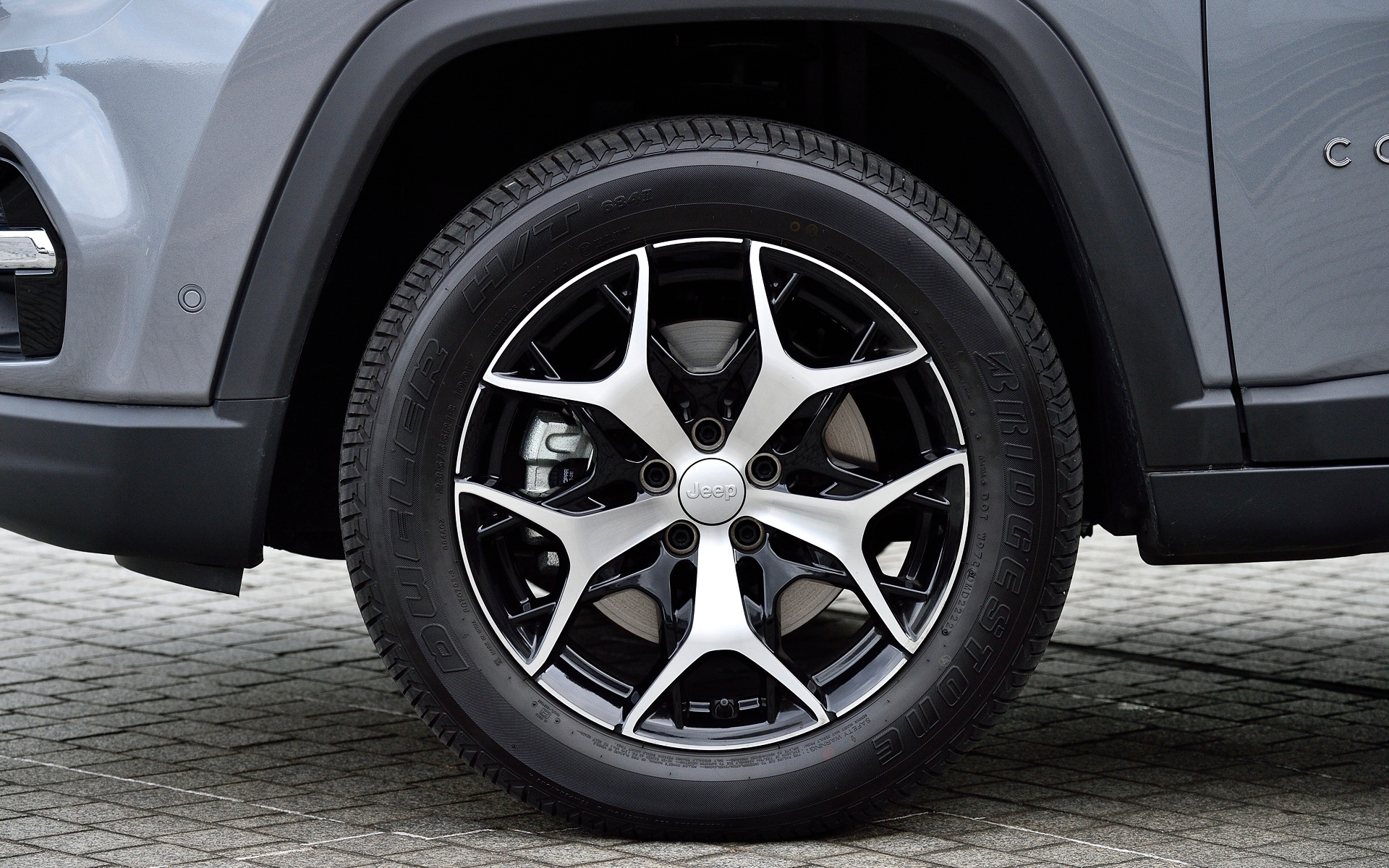 チェロキーの後継モデルとしてグランドチェロキー Lからインスピレーションを得たエクステリアデザインを採用。足下は18インチアルミホイールに235/55R18サイズのM＋Sタイヤ（ブリヂストン「DUELER H/T」）を組み合わせる