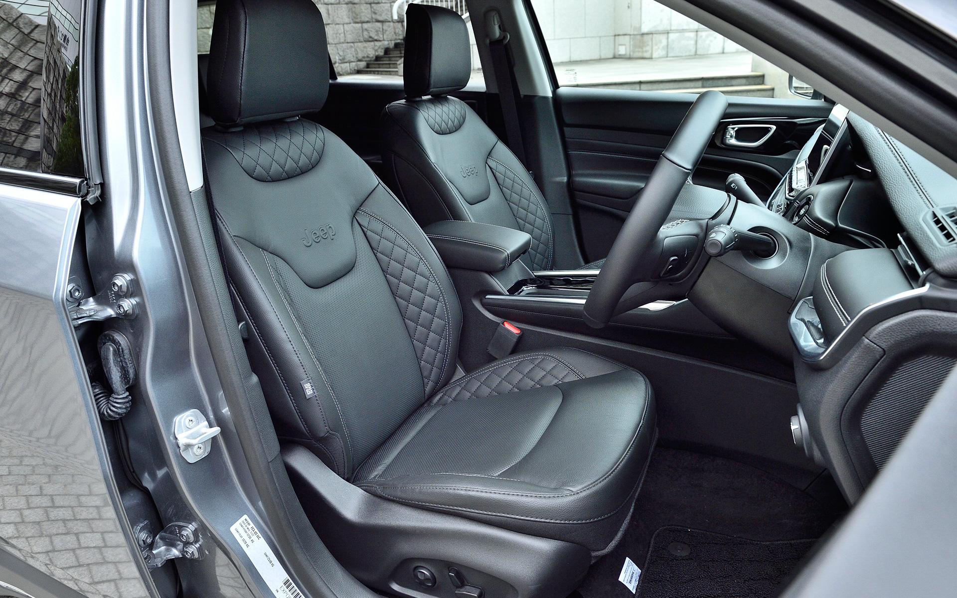 ミドルサイズSUVでありながら3列シートレイアウトを採用。1列目と2列目のシート間は840mm、2列目と3列目のシート間は780mmのスペースを確保