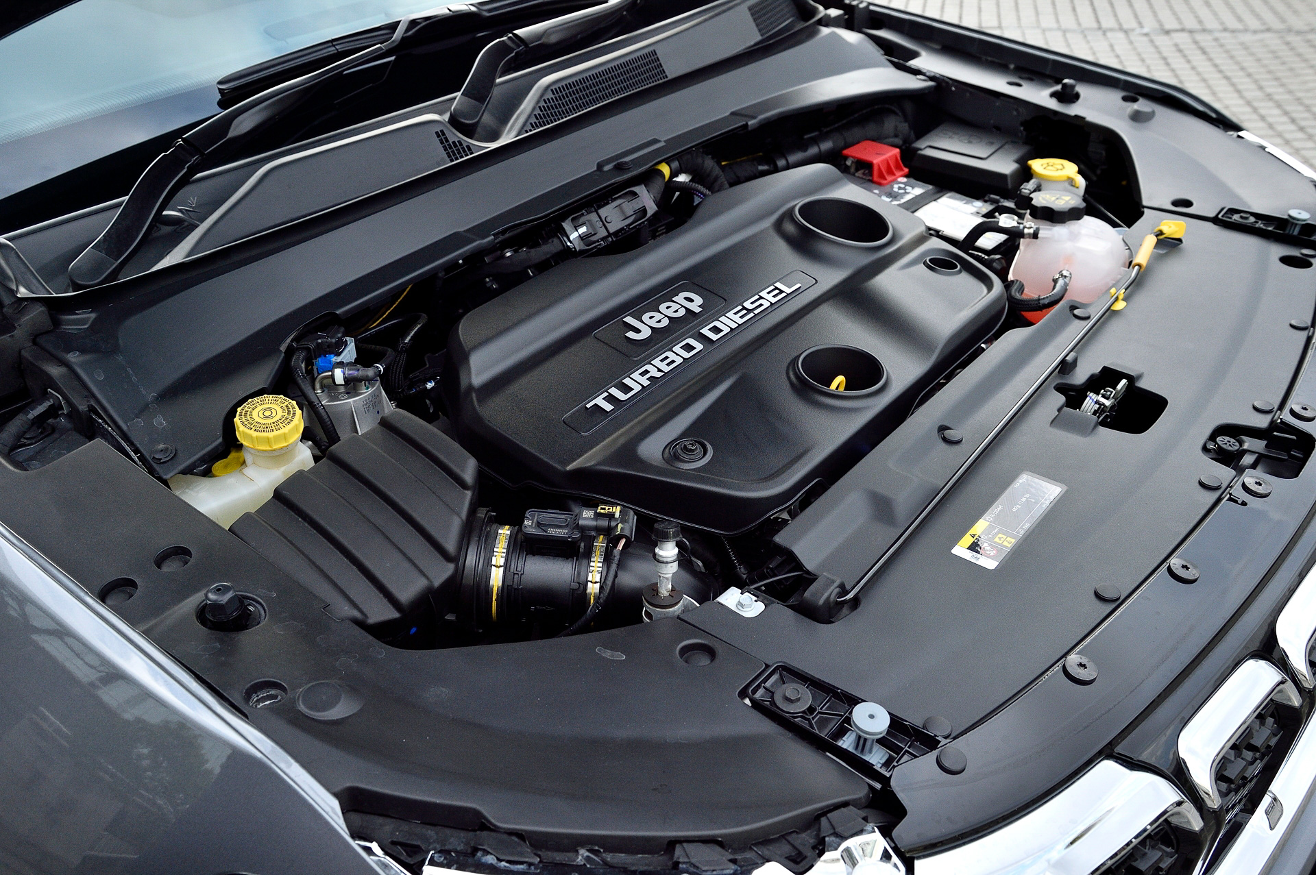 新型コマンダーが搭載する直列4気筒DOHC 2.0リッターディーゼルターボエンジンは最高出力125kW（170PS）/3750rpm、最大トルク350Nm（35.7kgfm）/1750-2500rpmを発生。燃料タンク容量は60L