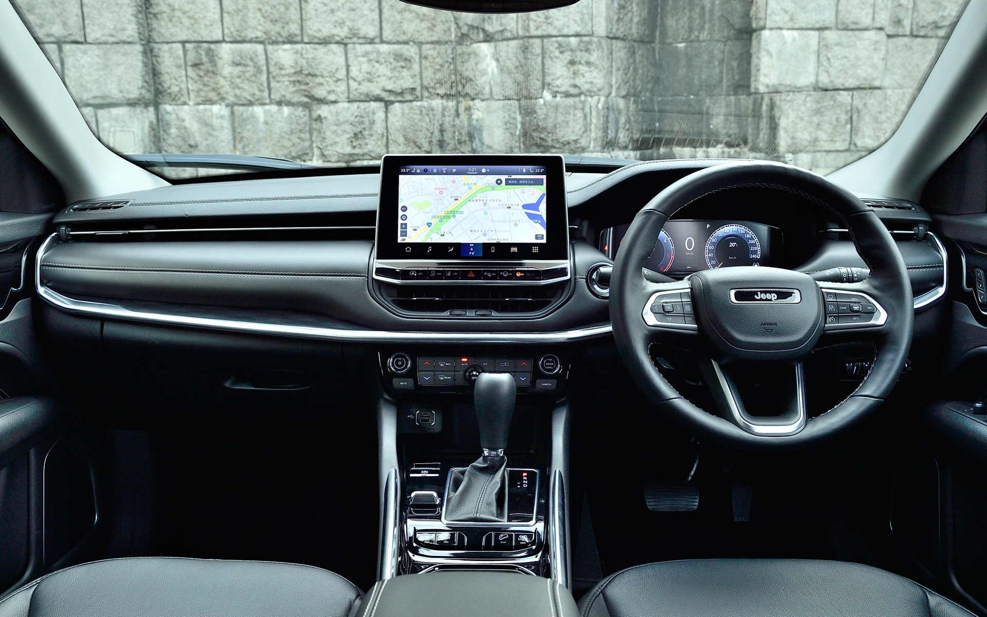 レザーシートを標準装備するリミテッドのインテリア。Apple CarPlayやAndroid Autoに対応するオーディオナビゲーションシステム（10.1インチタッチパネルモニター）、ワイヤレスチャージングパッドなどを標準装備。また、アダプティブクルーズコントールや衝突被害軽減ブレーキ、ハイウェイアシストシステム、アクティブレーンマネジメントといった数多くの安全装備を搭載