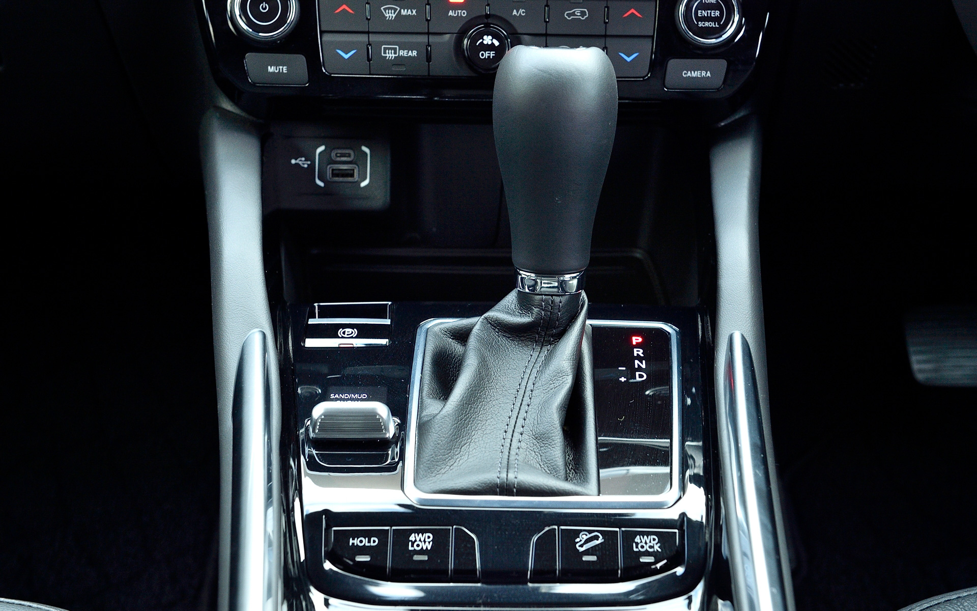 レザーシートを標準装備するリミテッドのインテリア。Apple CarPlayやAndroid Autoに対応するオーディオナビゲーションシステム（10.1インチタッチパネルモニター）、ワイヤレスチャージングパッドなどを標準装備。また、アダプティブクルーズコントールや衝突被害軽減ブレーキ、ハイウェイアシストシステム、アクティブレーンマネジメントといった数多くの安全装備を搭載