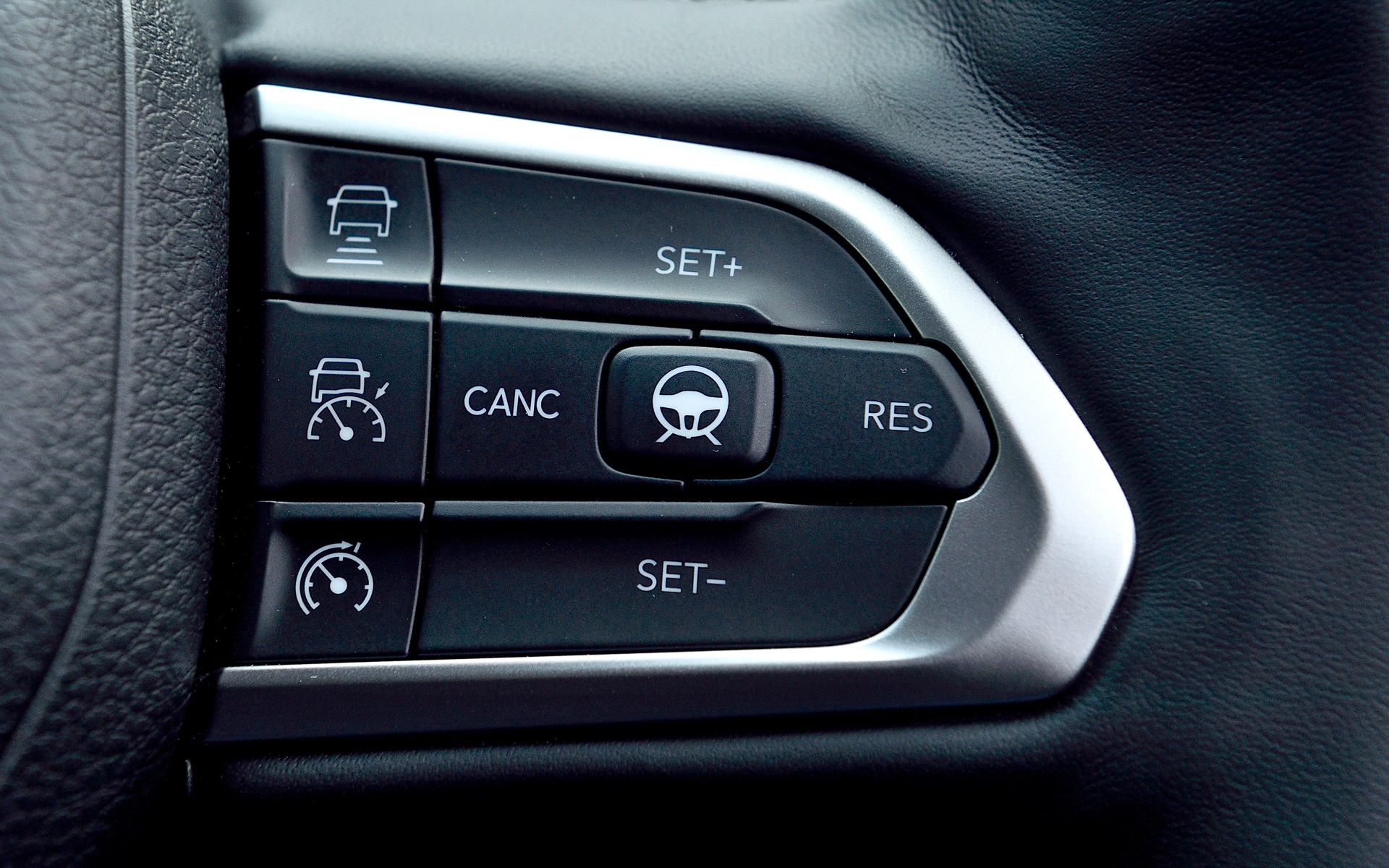 レザーシートを標準装備するリミテッドのインテリア。Apple CarPlayやAndroid Autoに対応するオーディオナビゲーションシステム（10.1インチタッチパネルモニター）、ワイヤレスチャージングパッドなどを標準装備。また、アダプティブクルーズコントールや衝突被害軽減ブレーキ、ハイウェイアシストシステム、アクティブレーンマネジメントといった数多くの安全装備を搭載