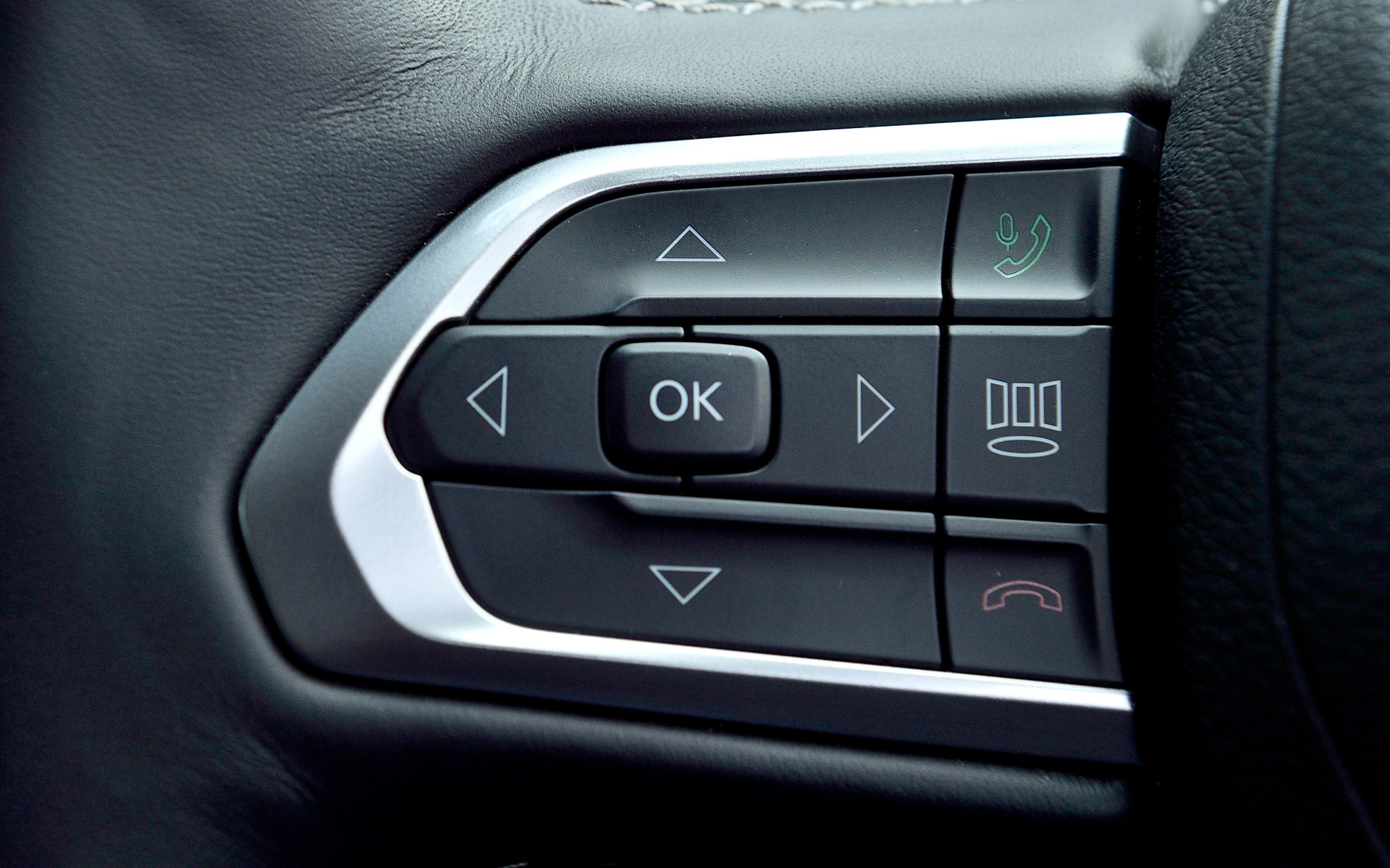 レザーシートを標準装備するリミテッドのインテリア。Apple CarPlayやAndroid Autoに対応するオーディオナビゲーションシステム（10.1インチタッチパネルモニター）、ワイヤレスチャージングパッドなどを標準装備。また、アダプティブクルーズコントールや衝突被害軽減ブレーキ、ハイウェイアシストシステム、アクティブレーンマネジメントといった数多くの安全装備を搭載