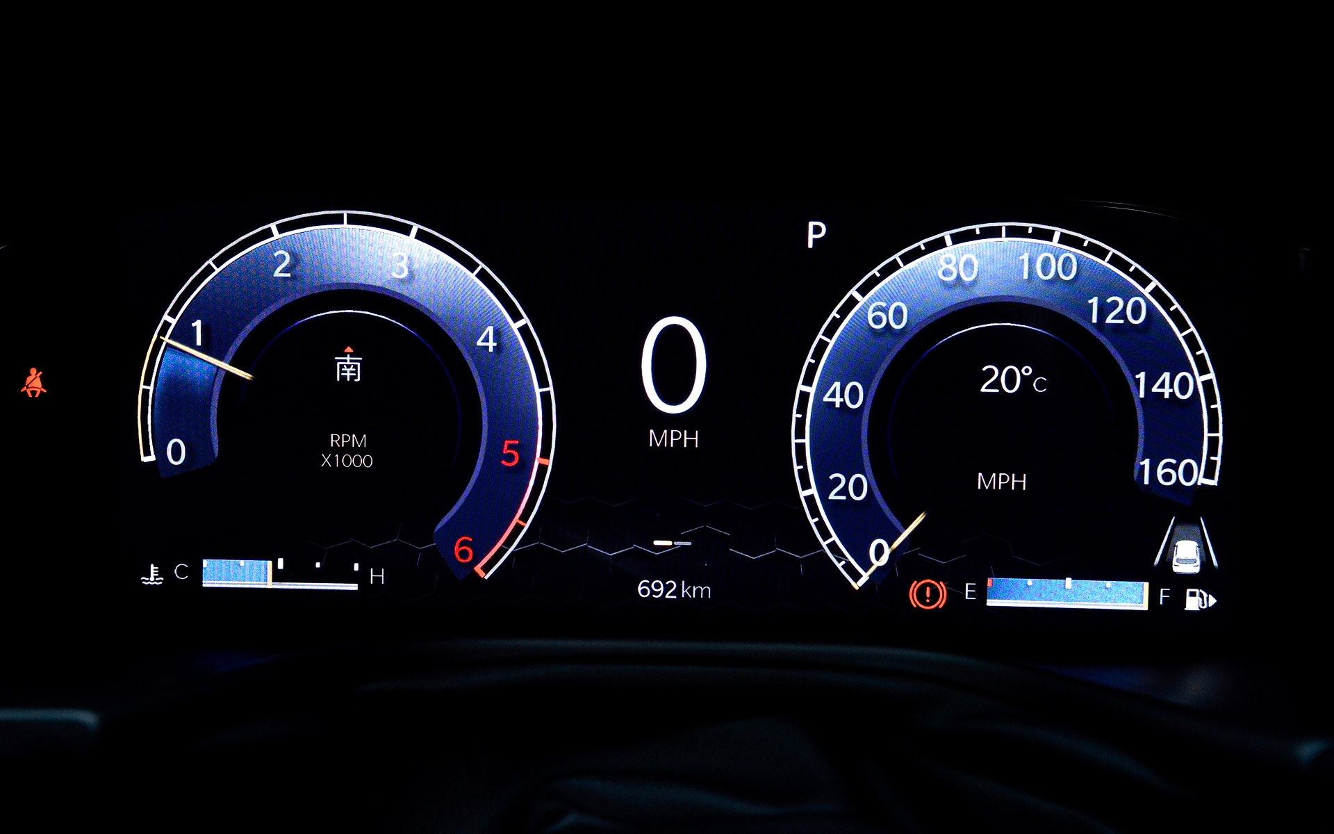 レザーシートを標準装備するリミテッドのインテリア。Apple CarPlayやAndroid Autoに対応するオーディオナビゲーションシステム（10.1インチタッチパネルモニター）、ワイヤレスチャージングパッドなどを標準装備。また、アダプティブクルーズコントールや衝突被害軽減ブレーキ、ハイウェイアシストシステム、アクティブレーンマネジメントといった数多くの安全装備を搭載