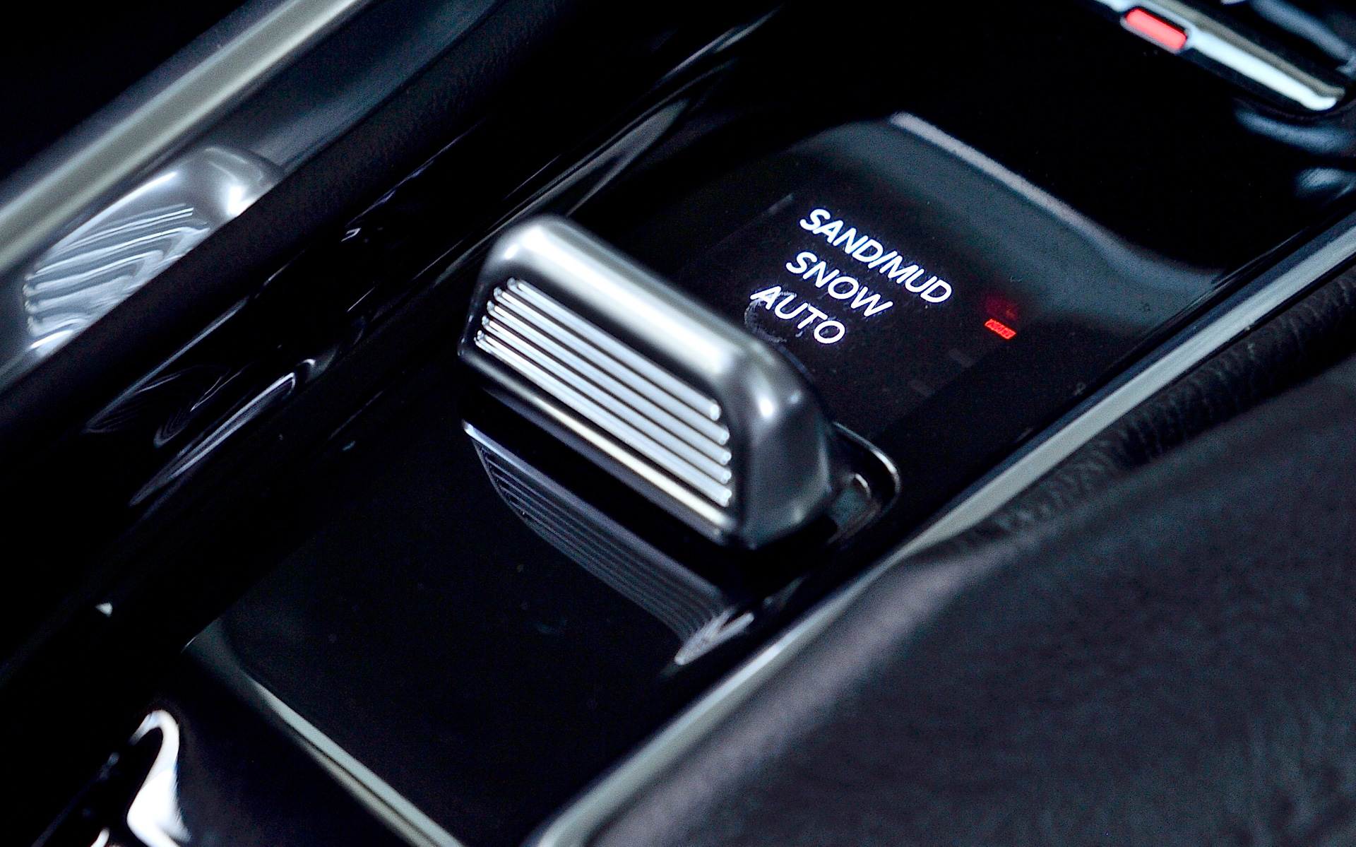 レザーシートを標準装備するリミテッドのインテリア。Apple CarPlayやAndroid Autoに対応するオーディオナビゲーションシステム（10.1インチタッチパネルモニター）、ワイヤレスチャージングパッドなどを標準装備。また、アダプティブクルーズコントールや衝突被害軽減ブレーキ、ハイウェイアシストシステム、アクティブレーンマネジメントといった数多くの安全装備を搭載