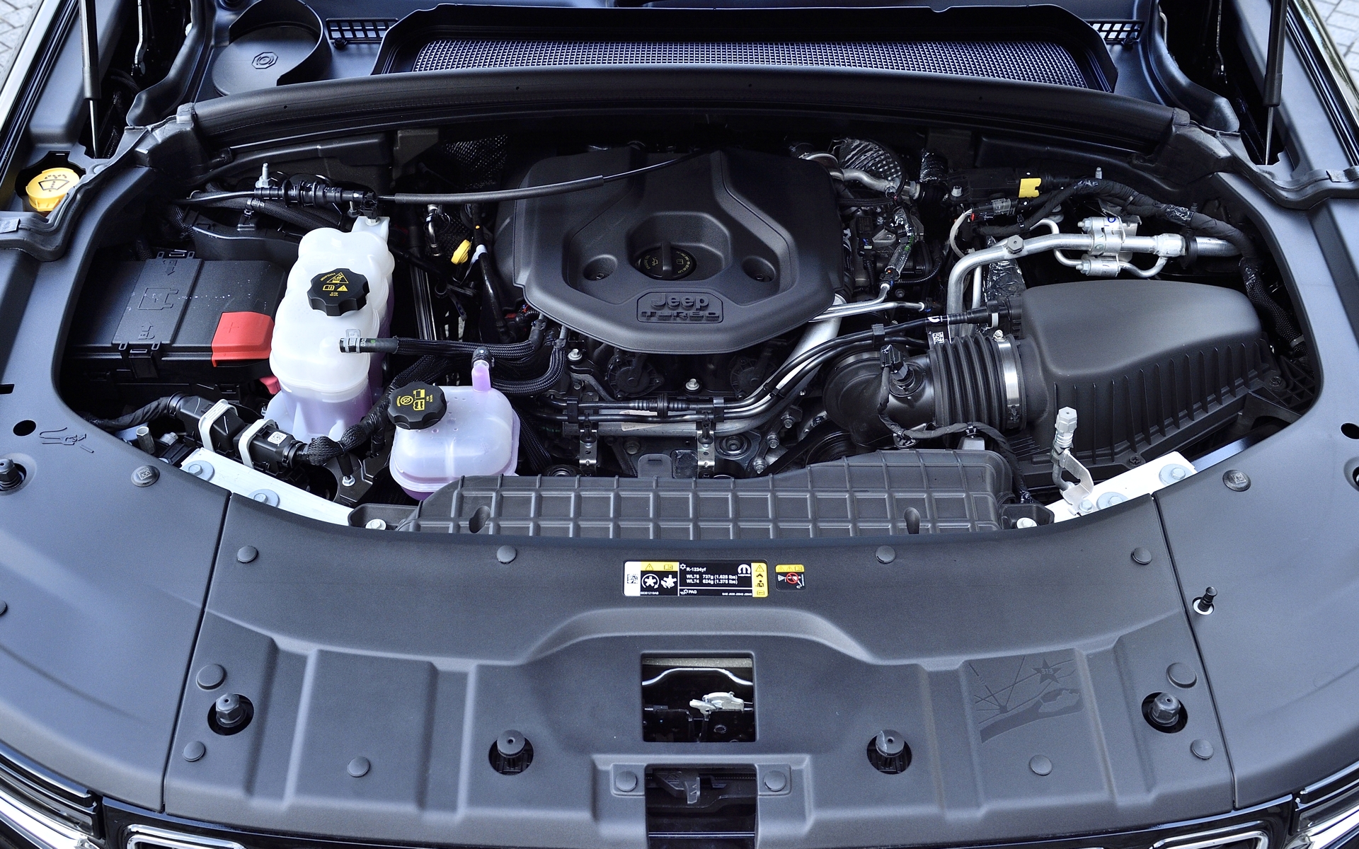グランドチェロキー リミテッドが搭載する直列4気筒DOHC 2.0リッターターボエンジンは最高出力200kW（272PS）/5250rpm、最大トルク400Nm（40.8kgfm）/3000rpmを発生。プラグインハイブリッドも同エンジンを搭載し、いずれも無鉛レギュラーガソリン仕様
