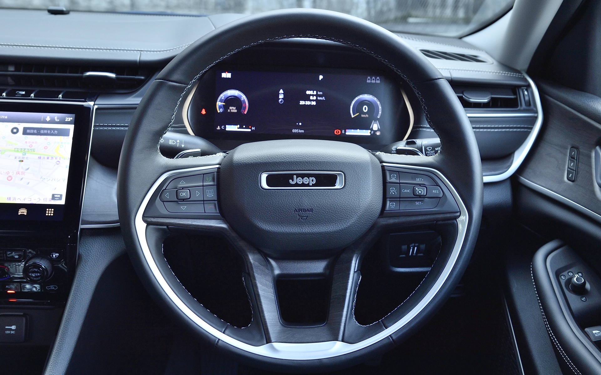 グランドチェロキー リミテッドのインテリア。10.1インチのタッチパネルモニターを採用するオーディオナビゲーションシステム、アルパイン製プレミアムサウンドシステム（スピーカー9基、サブウーファー1基）などを標準装備