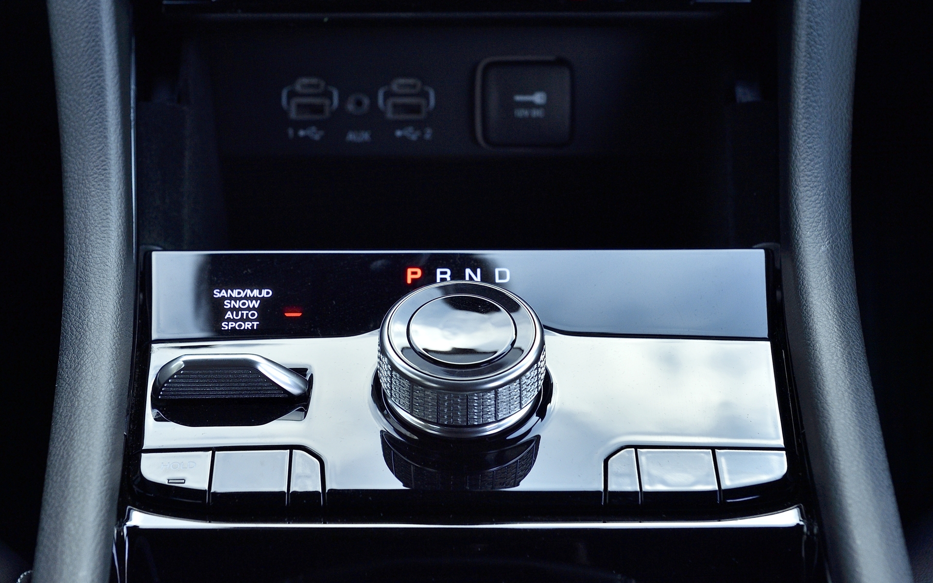 グランドチェロキー リミテッドのインテリア。10.1インチのタッチパネルモニターを採用するオーディオナビゲーションシステム、アルパイン製プレミアムサウンドシステム（スピーカー9基、サブウーファー1基）などを標準装備