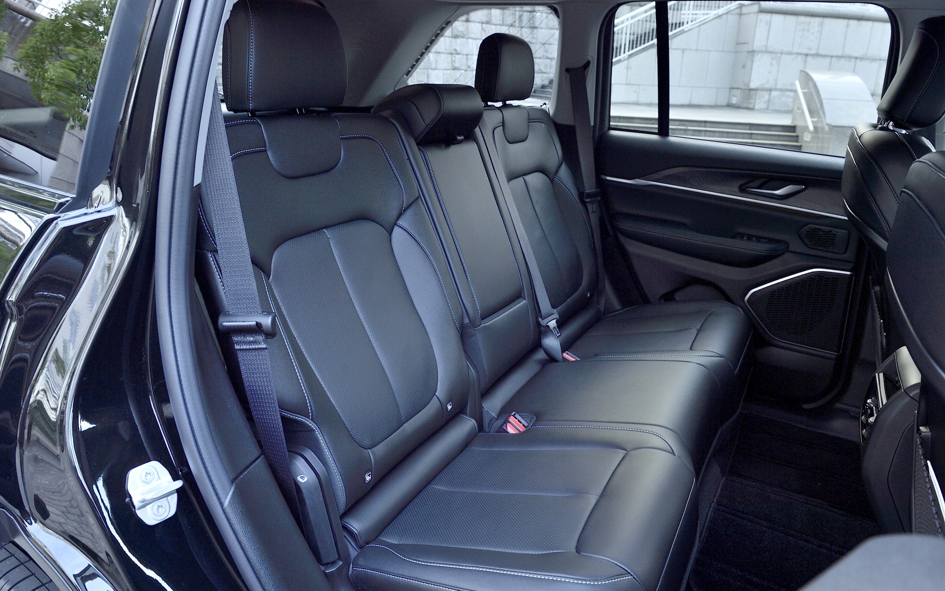 グランドチェロキー リミテッドのインテリア。10.1インチのタッチパネルモニターを採用するオーディオナビゲーションシステム、アルパイン製プレミアムサウンドシステム（スピーカー9基、サブウーファー1基）などを標準装備