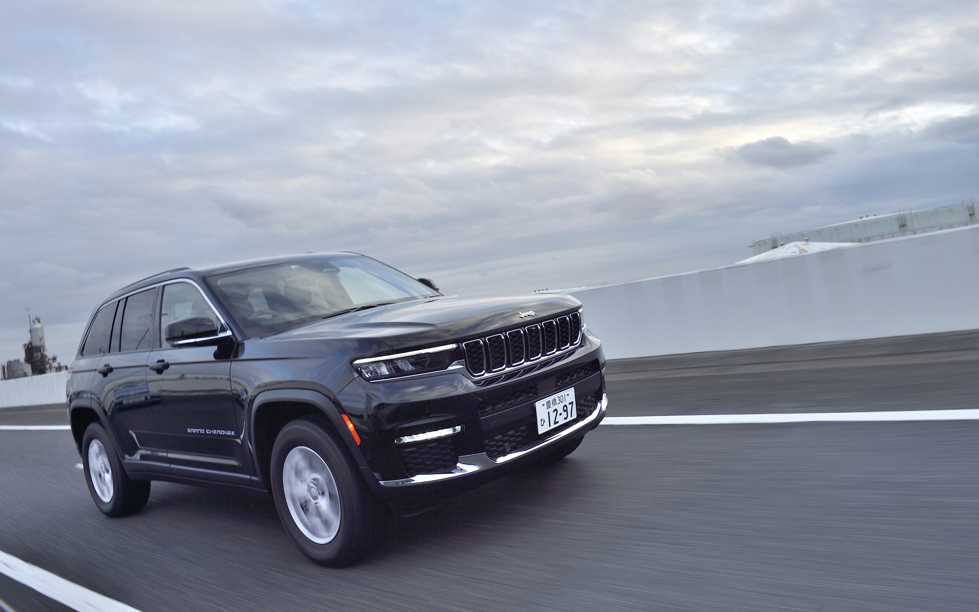 「グランドチェロキー」に標準ボディ/2列シート仕様が登場