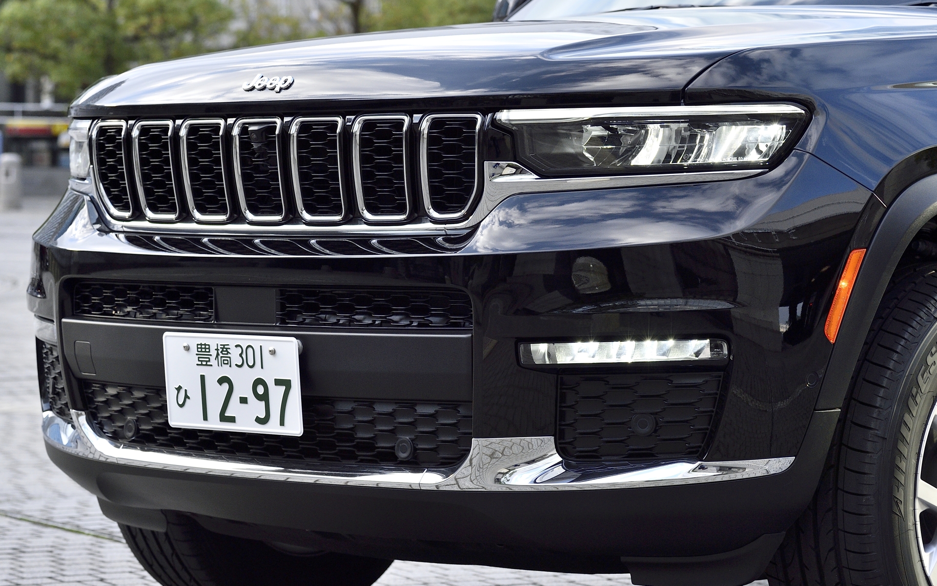 外観ではヘッドライト、フロント/リアフォグランプなどにLEDを採用するとともに、足下は18インチアルミホイールにブリヂストン「DUELER H/P」（265/60R18）をセット