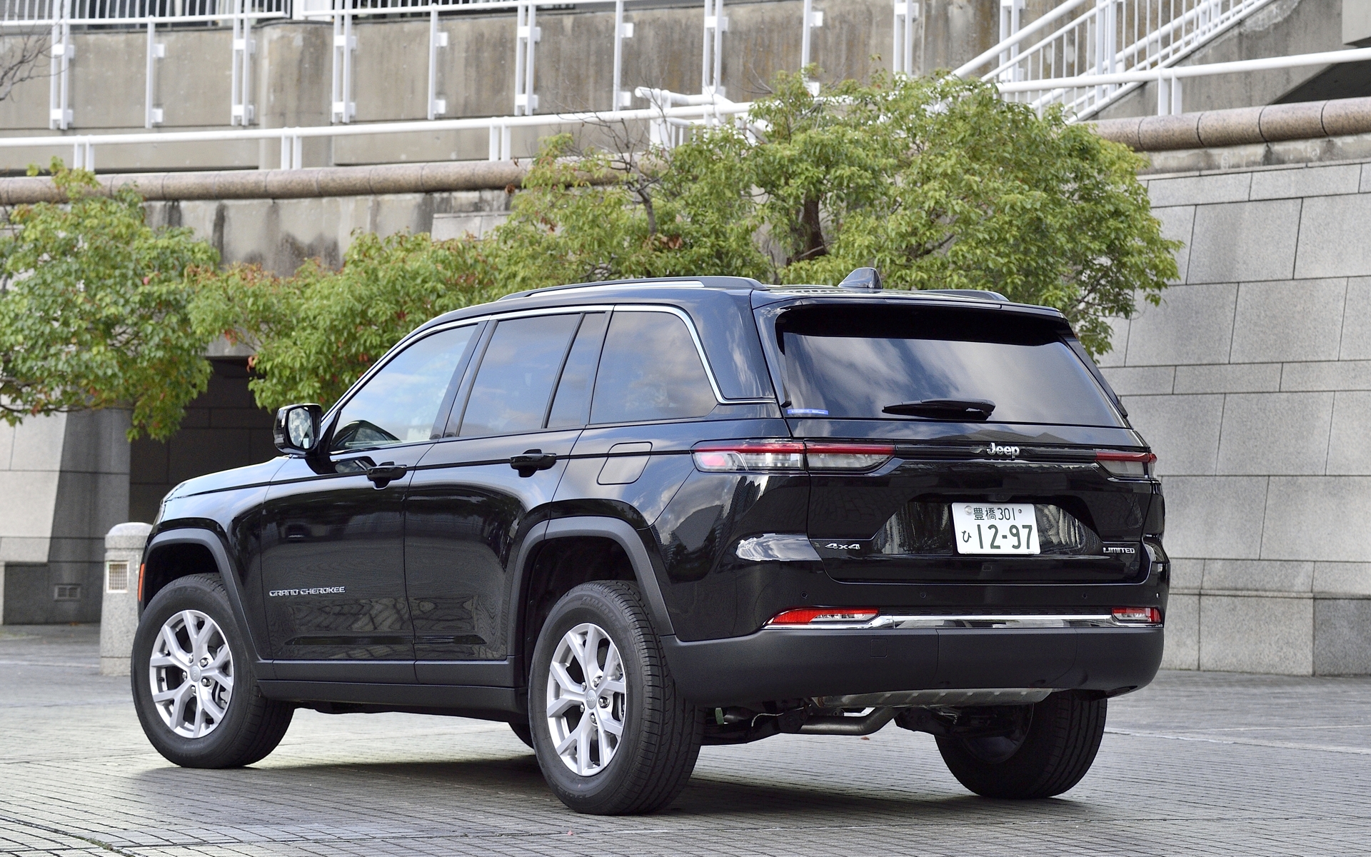 今回試乗したのは10月24日に受注を開始した「グランドチェロキー リミテッド」(892万円)。5200×1980×1815mm(全長×全幅×全高。ホイールベースは3090mm)のボディサイズにV型6気筒DOHC 3.6リッターエンジンを搭載するロングホイールベース仕様の「グランドチェロキーL リミテッド」に対し、こちらのボディサイズは4900×1980×1810mm(全長×全幅×全高)、ホイールベースは2965mm。なお、標準ボディ仕様のグランドチェロキーにはモーターのみで最長53kmを走行できるPHEV(プラグインハイブリッド)仕様も展開され、こちらは1037万円から