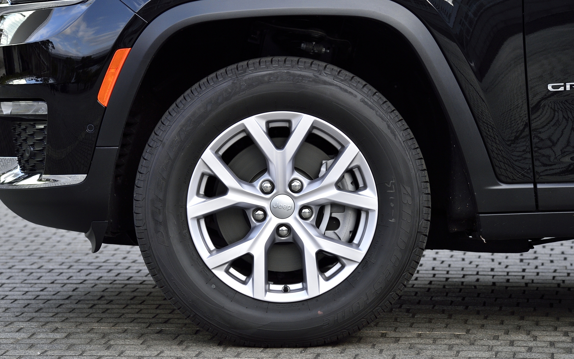 外観ではヘッドライト、フロント/リアフォグランプなどにLEDを採用するとともに、足下は18インチアルミホイールにブリヂストン「DUELER H/P」（265/60R18）をセット