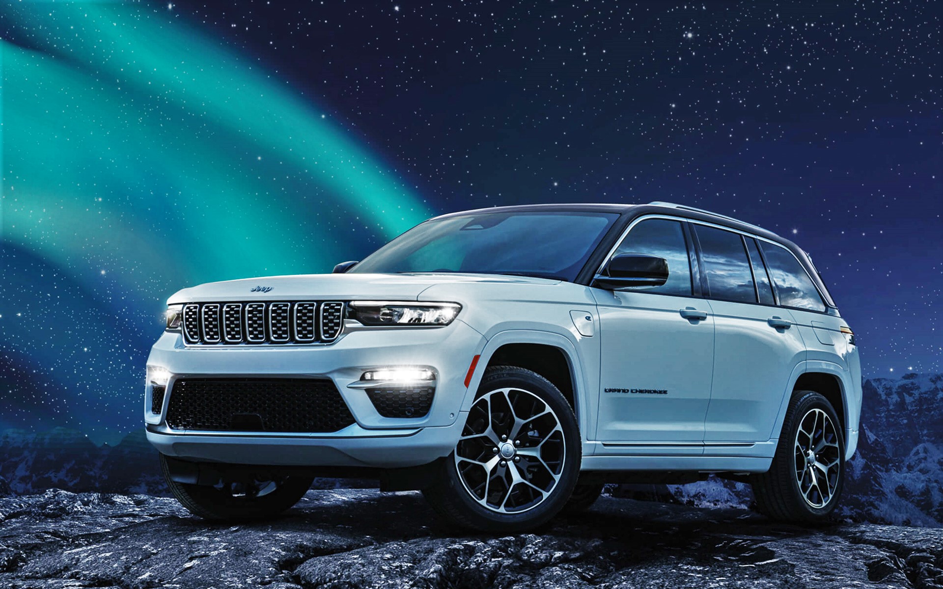 ジープが「グランドチェロキー」に2列シートの標準ボディとPHEVモデルを追加設定した