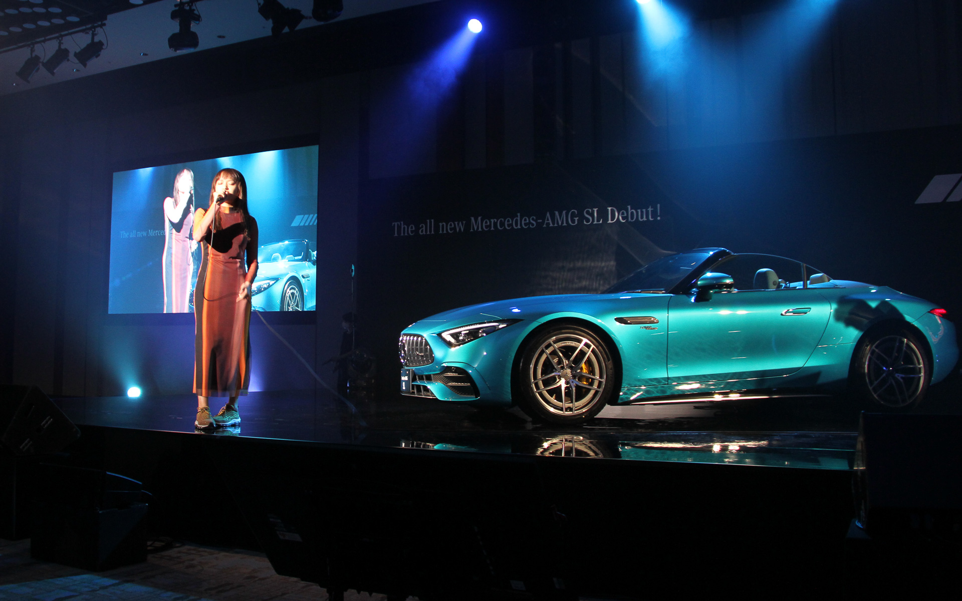 新型SLのデビューを記念し、シンガーソングライターのiriさんとコラボ。iriさんは新型SLをイメージしたタイアップ曲「friends」を書き下ろし、10月26日から配信をリリース