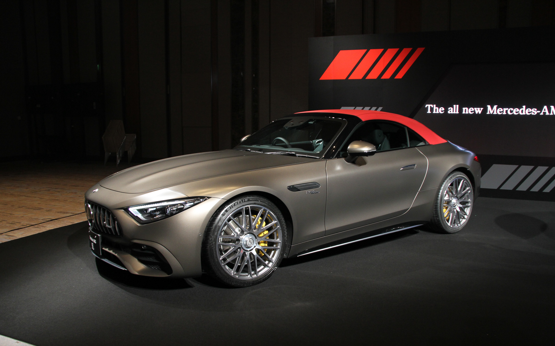 メルセデス AMG SL 43のボディサイズは4700×1915×1370mm（全長×全幅×全高）、ホイールベースは2700mm